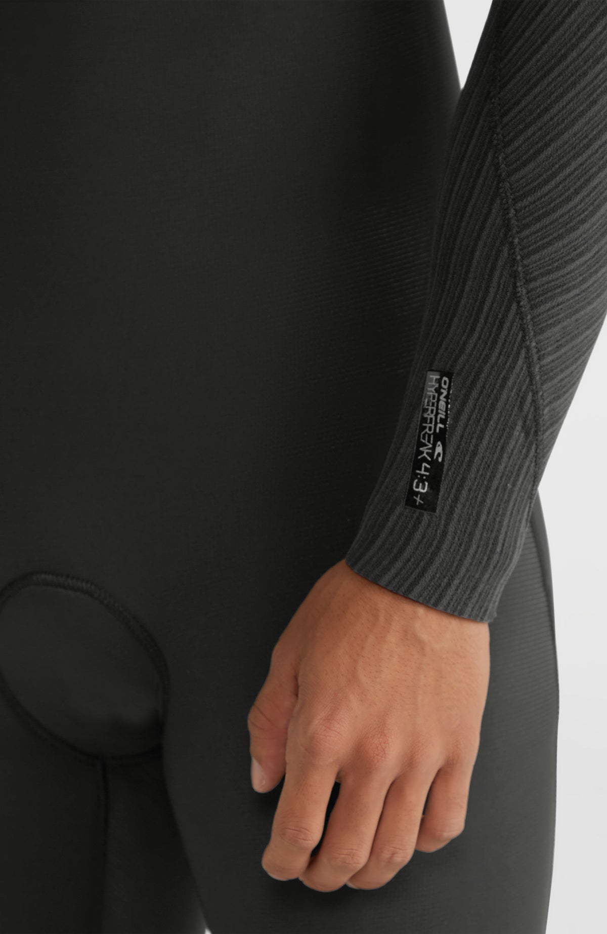 Nahaufnahme von Ärmel und Logo-Label des schwarzen Hyperfreak Plus Neoprenanzugs am Model