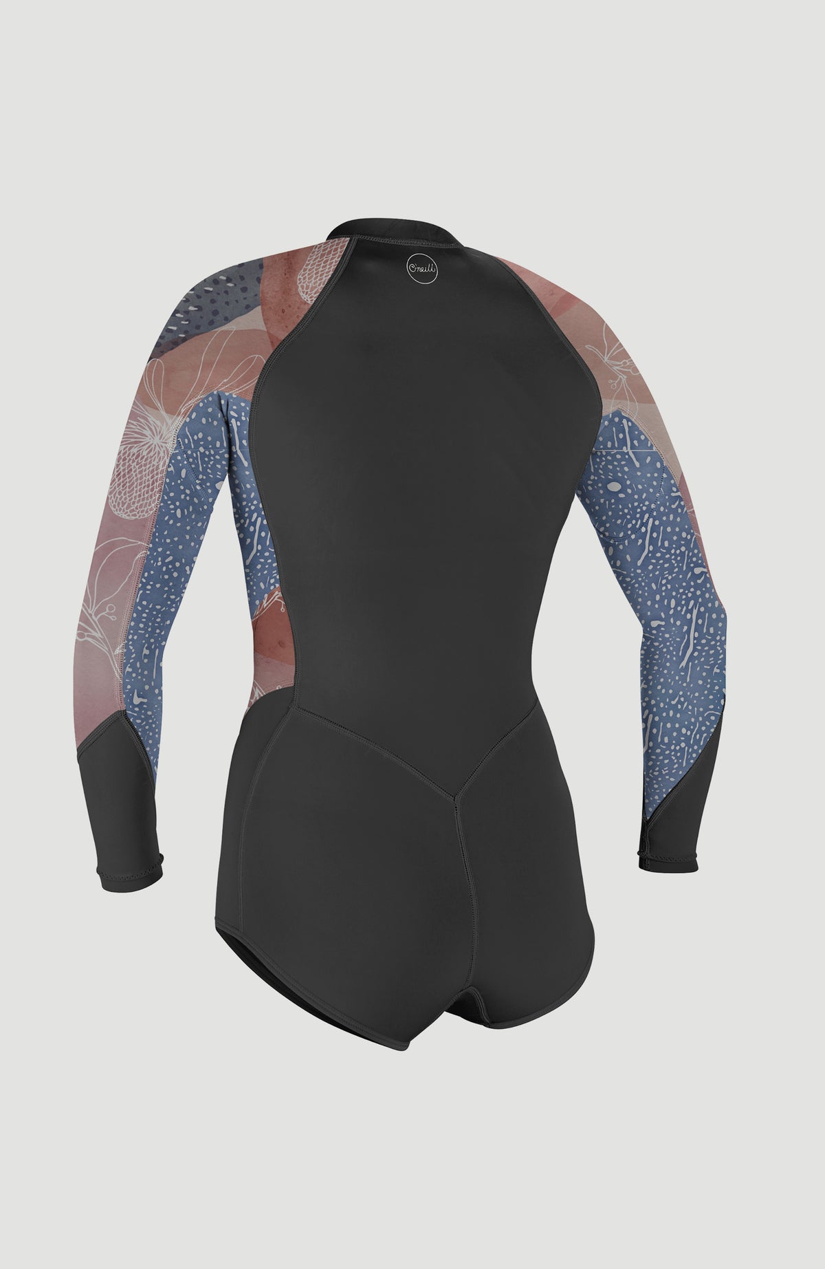 Blauer Bahia 2/1mm Neoprenanzug mit Grafikmuster in Rosa, freigestellt von hinten, runder Logo-Print am Kragen