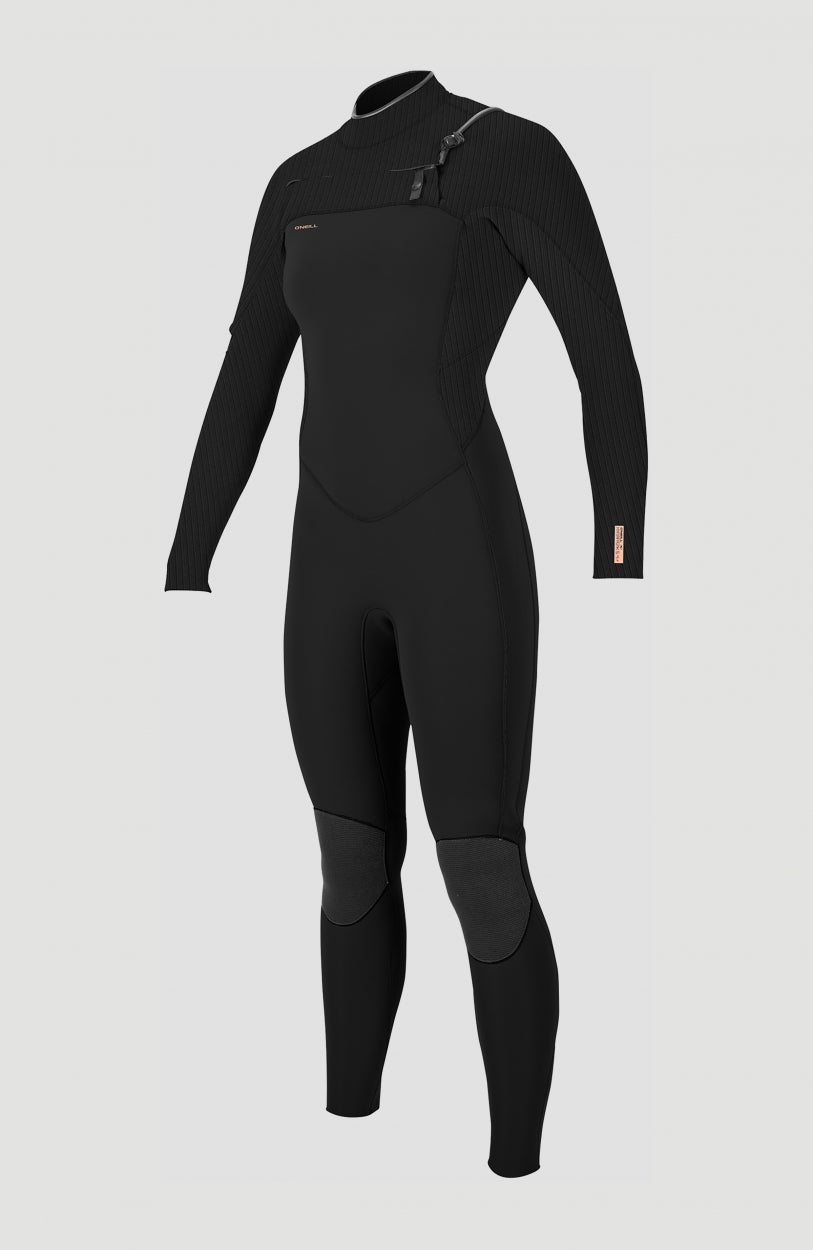 O'Neill Hyperfreak Plus 5/4mm Chest Zip Full Wetsuit für Damen, schwarz, freigestellt in der Vorderansicht
