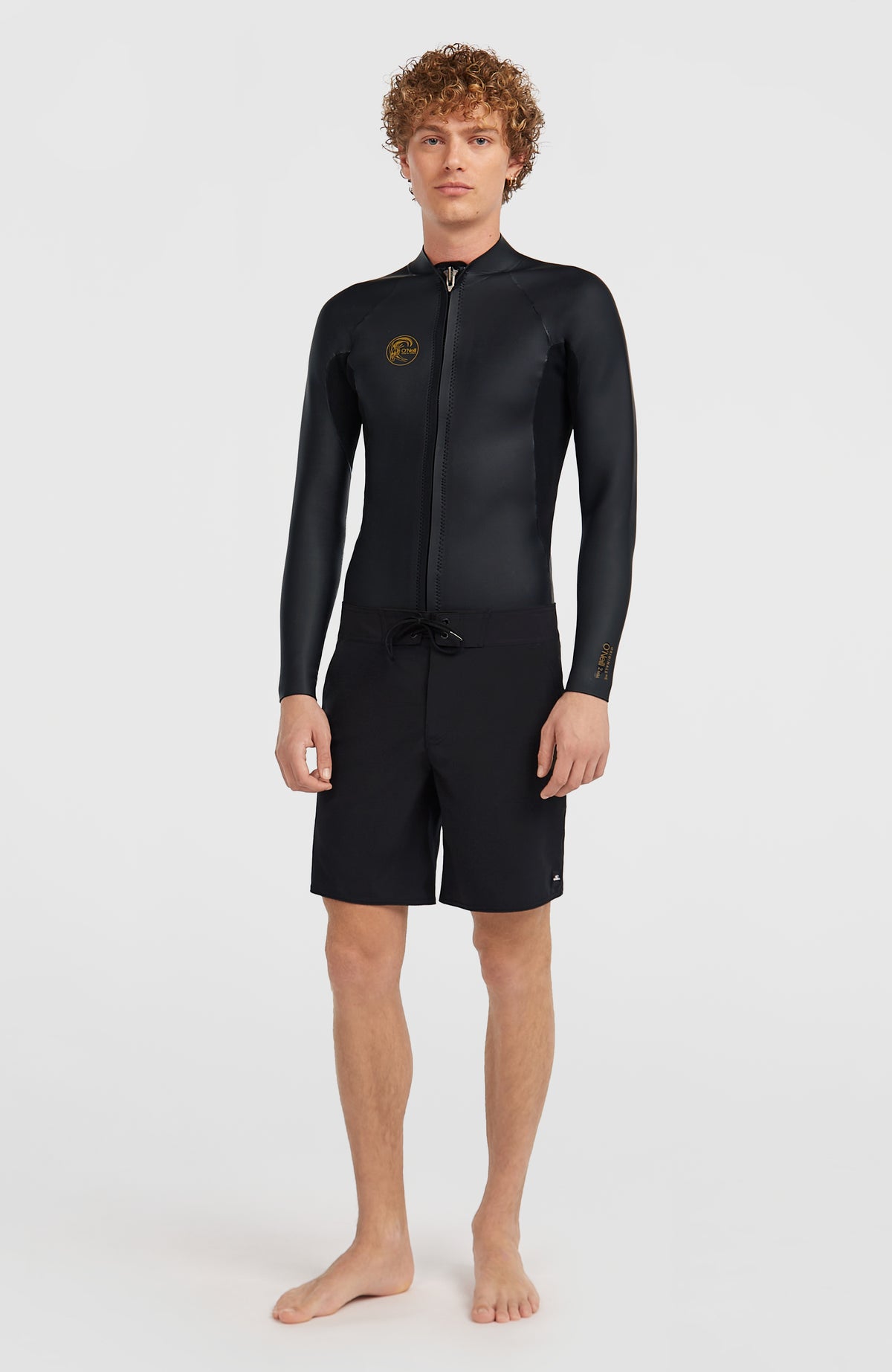 O'Riginals 2mm Neoprenjacke für Herren, schwarz, Vorderansicht am Model mit durchgehendem Reißverschluss