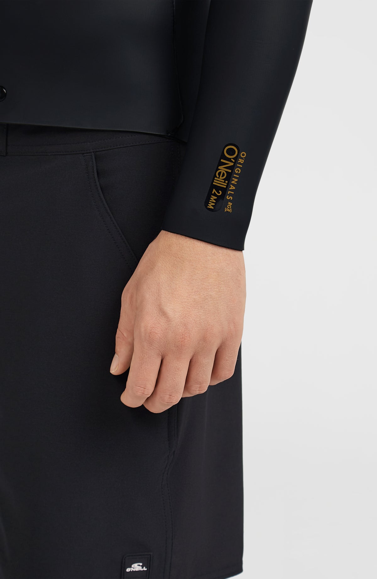 Nahaufnahme vom Ärmelabschluss der schwarzen O'Riginals 2mm Neoprenjacke mit kleinem Logo-Schriftzug