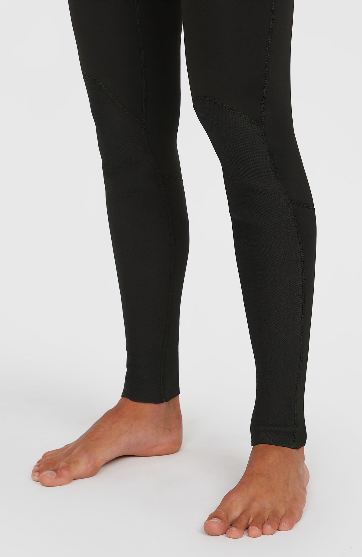 O'Riginals 2mm Long John Wetsuit Neoprenanzug für Herren, schwarz, Nahaufnahme der Hosenbeine mit Einsätzen