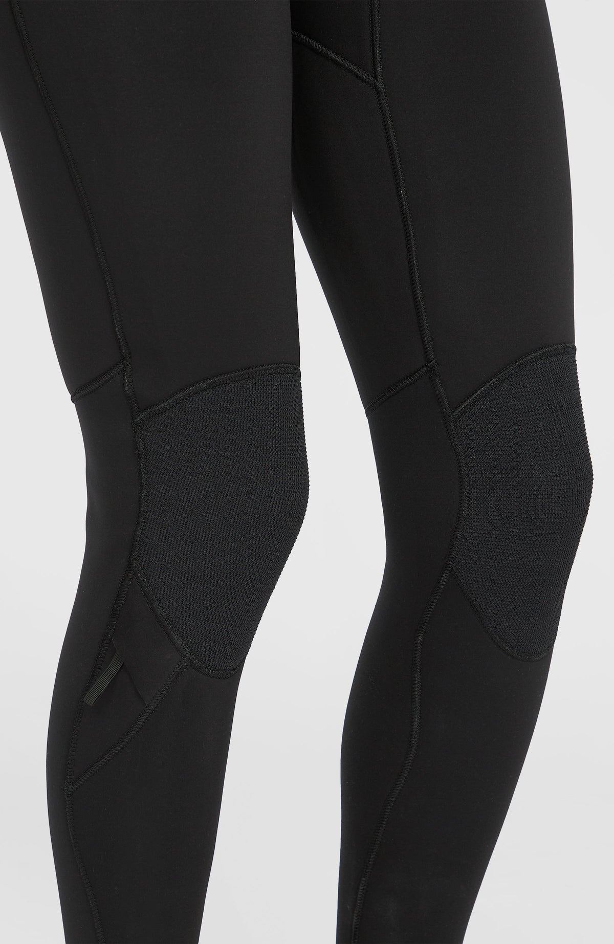 Schwarzer Epic 3/2 Chest Zip Full Wetsuit Neoprenanzug, Nahaufnahme der verstärkten Einsätze am Hosenbein