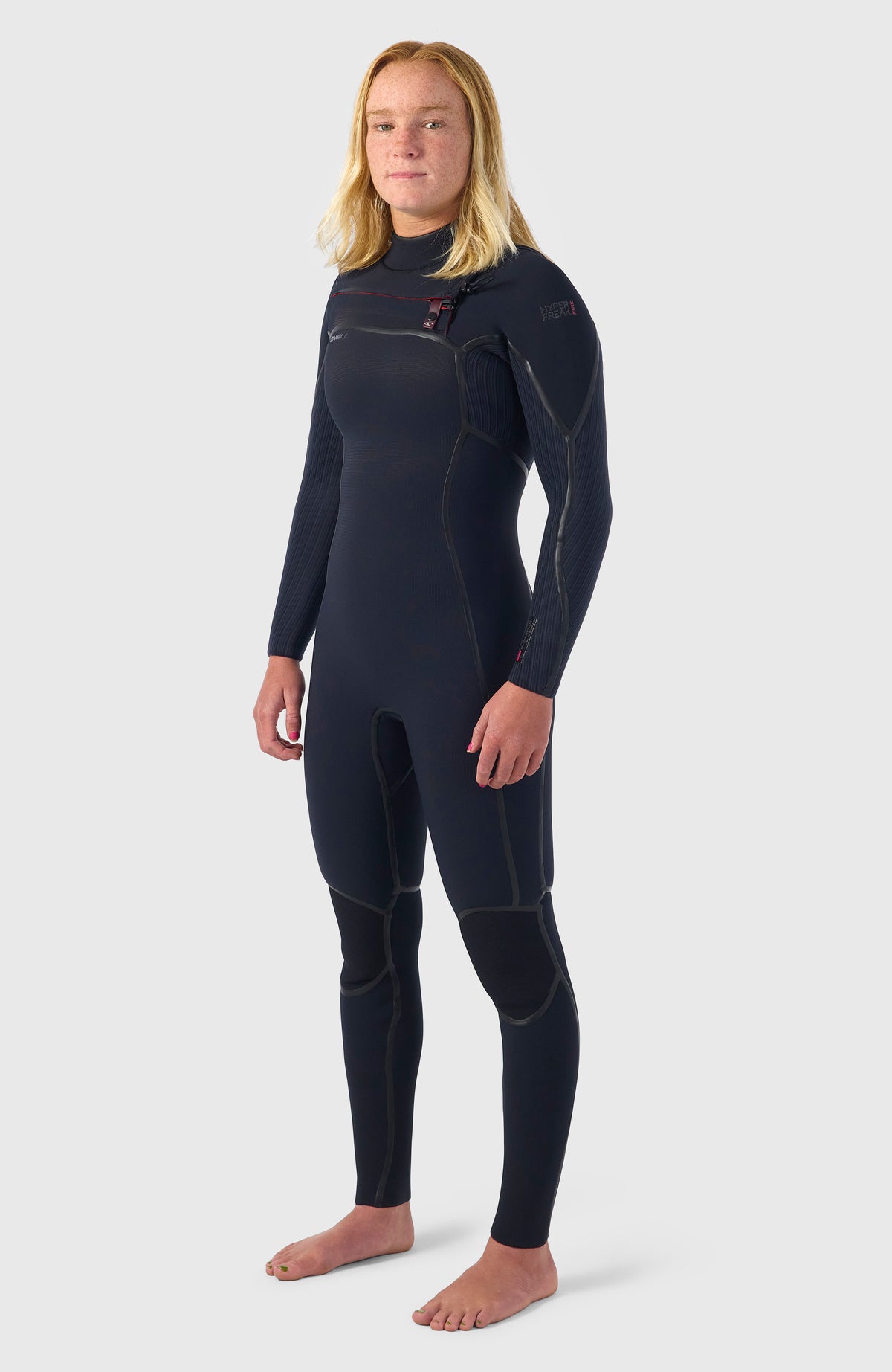 Hyperfreak Fire Neoprenanzug für Damen, schwarz, schräge Ganzkörperansicht von vorne, getragen am Model