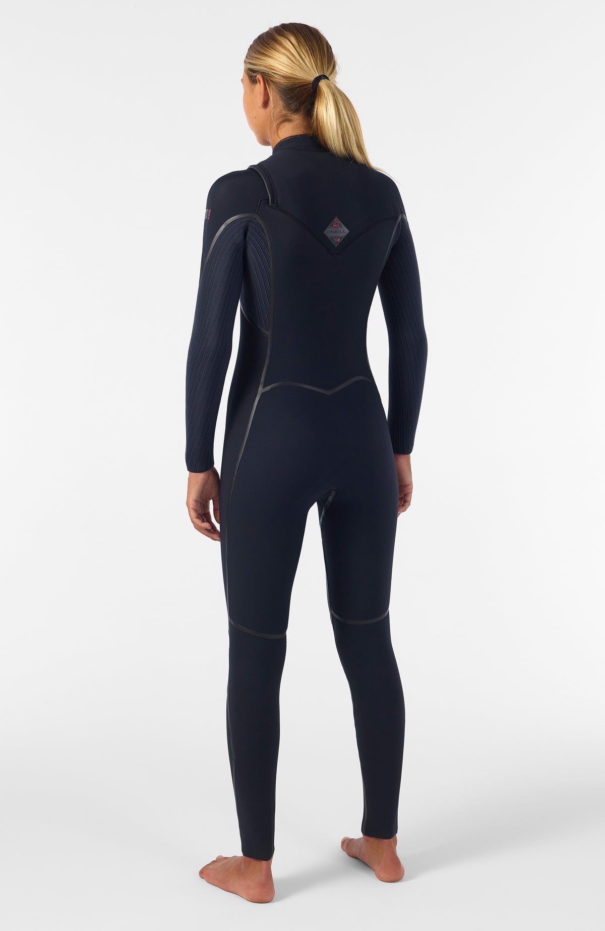 Hyperfreak Fire Neoprenanzug für Damen, schwarz, Ganzkörper-Rückansicht mit Logo-Badge, getragen am Model