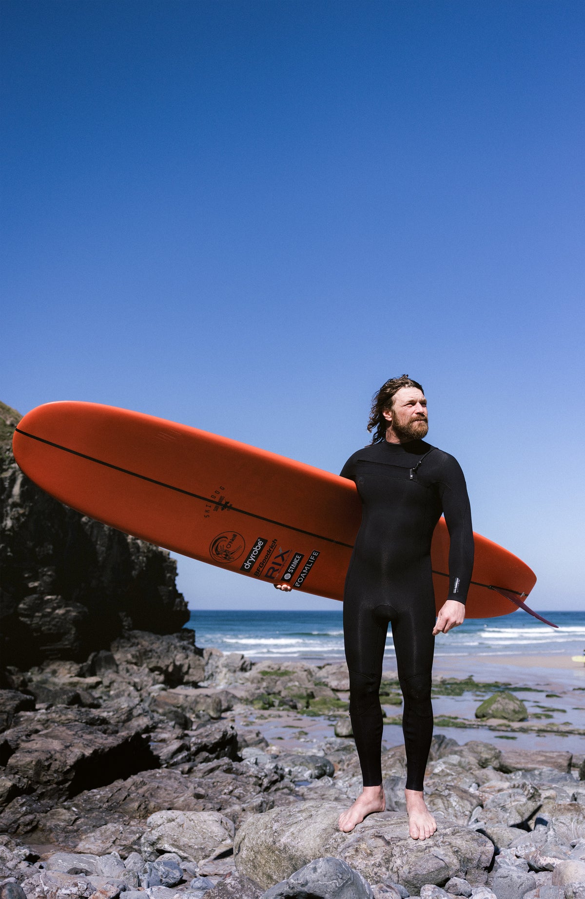 O'Neill O'Riginals RG8 4/3mm Chest Zip Full Wetsuit für Herren, schwarz, Vorderansicht am Strand