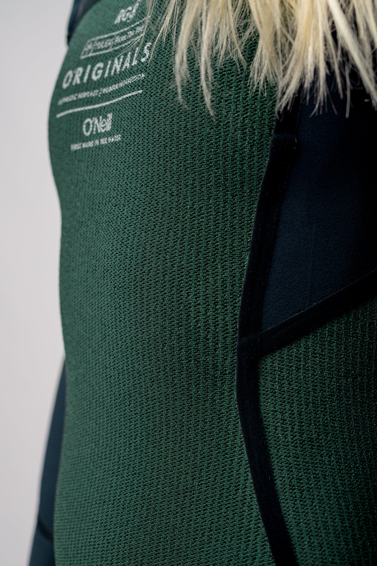 O'Riginals RG8 Neoprenanzug für Damen, schwarz, Nahaufnahme des grünen Innenfutters mit Schriftzug-Print