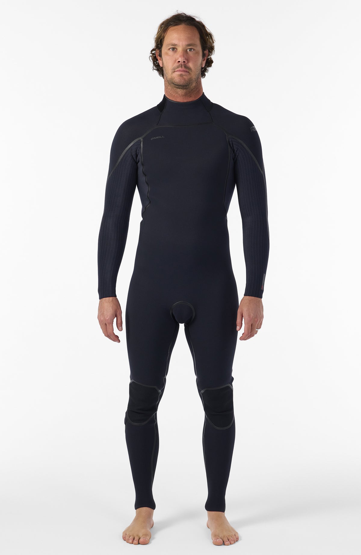 O'Neill Hyperfreak Fire 5/4mm+ Back Zip Full Wetsuit für Herren, schwarz, Vorderansicht getragen am Model