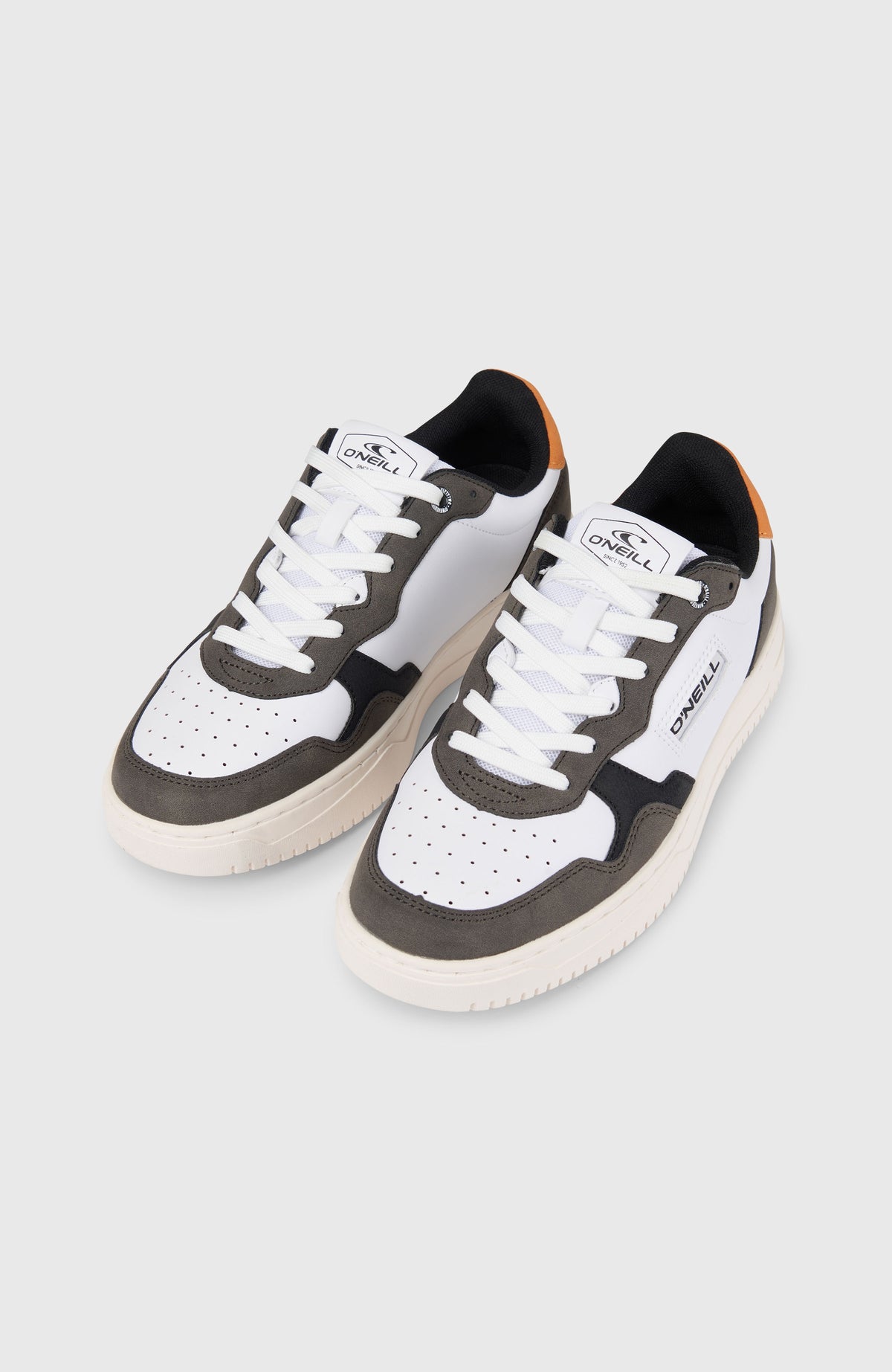 O'Neill GALVESTON LOW Sneakers für Herren, weiß, Paar freigestellt von schräg oben mit Logo-Patch auf der Zunge