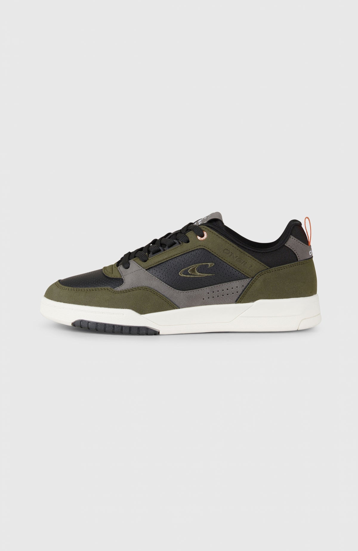 CAMBRIA LOW Sneakers für Herren, schwarze Sneakers, freigestellt von der Seite mit weißer Sohle und Logo