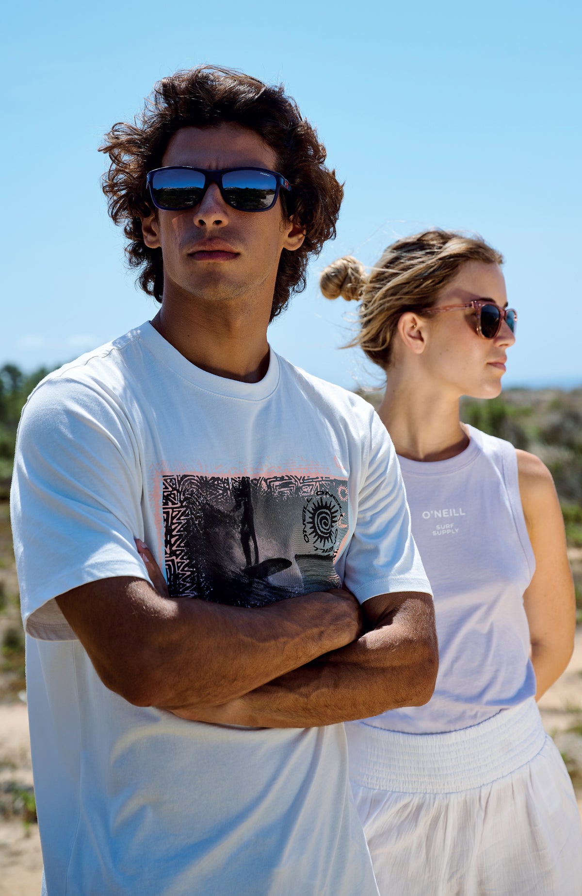 O'Neill HeadLand Grau Sonnenbrille für Herren, blau mit getönten Gläsern, Frontansicht getragen am Model