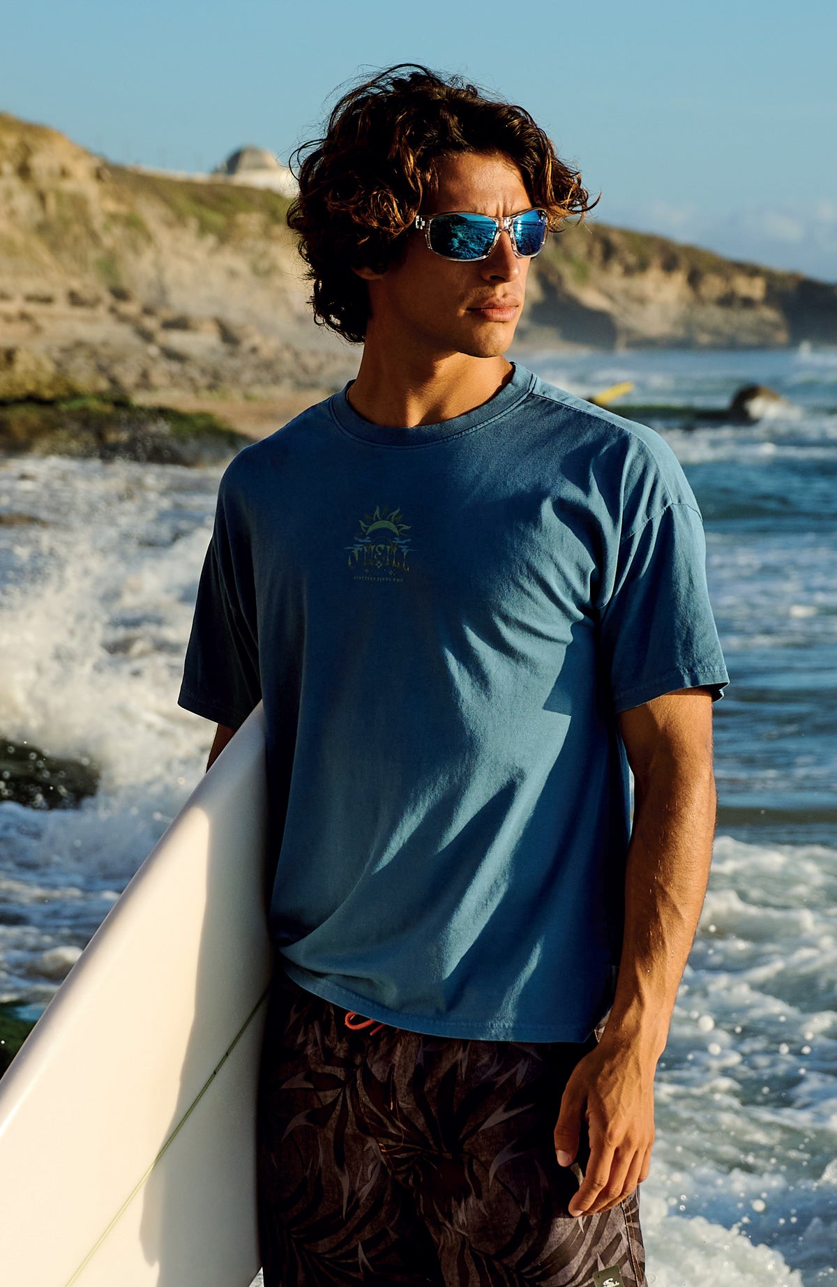 ImpactZone Blau Sonnenbrille für Herren, blau, getragen am Model am Strand