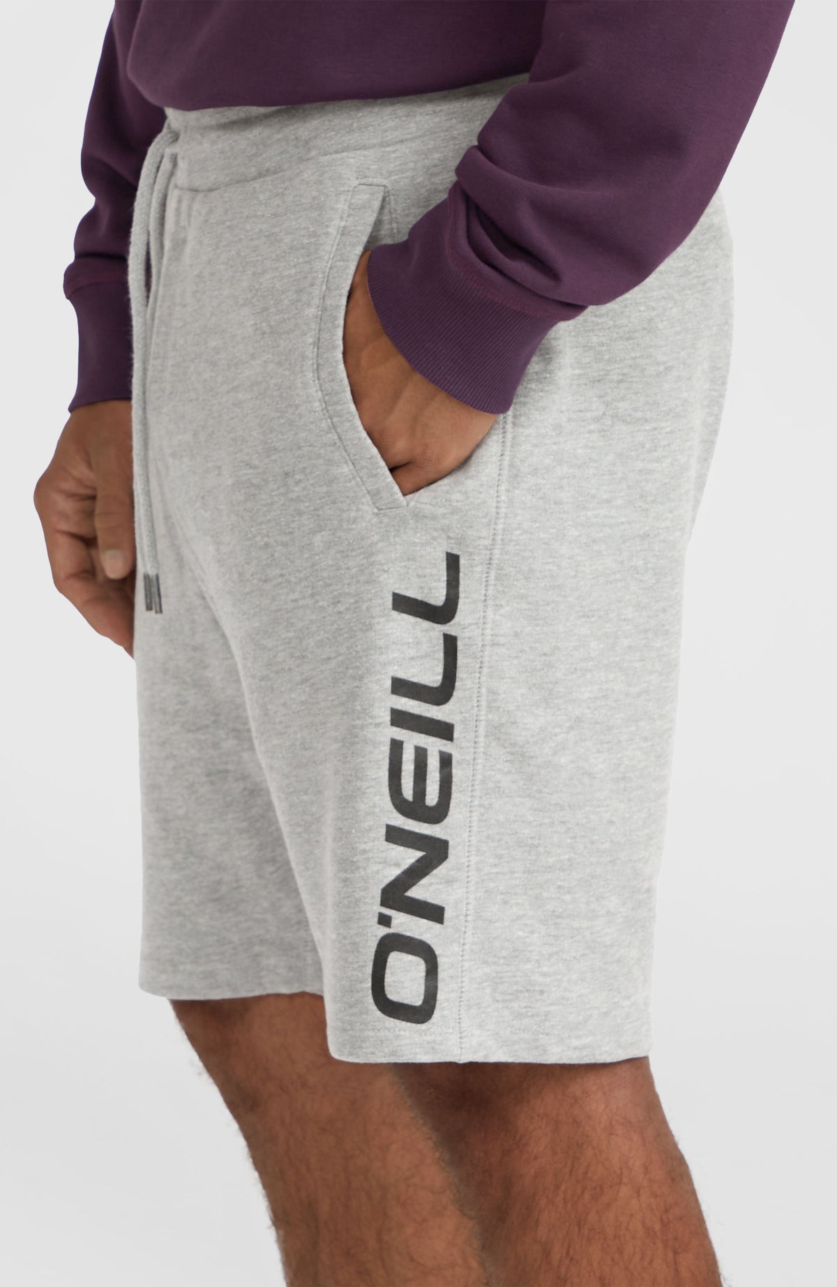 Logo Sweatshorts für Herren, grau mit Logo-Print in Schwarz, Nahaufnahme der Seitentasche am Model