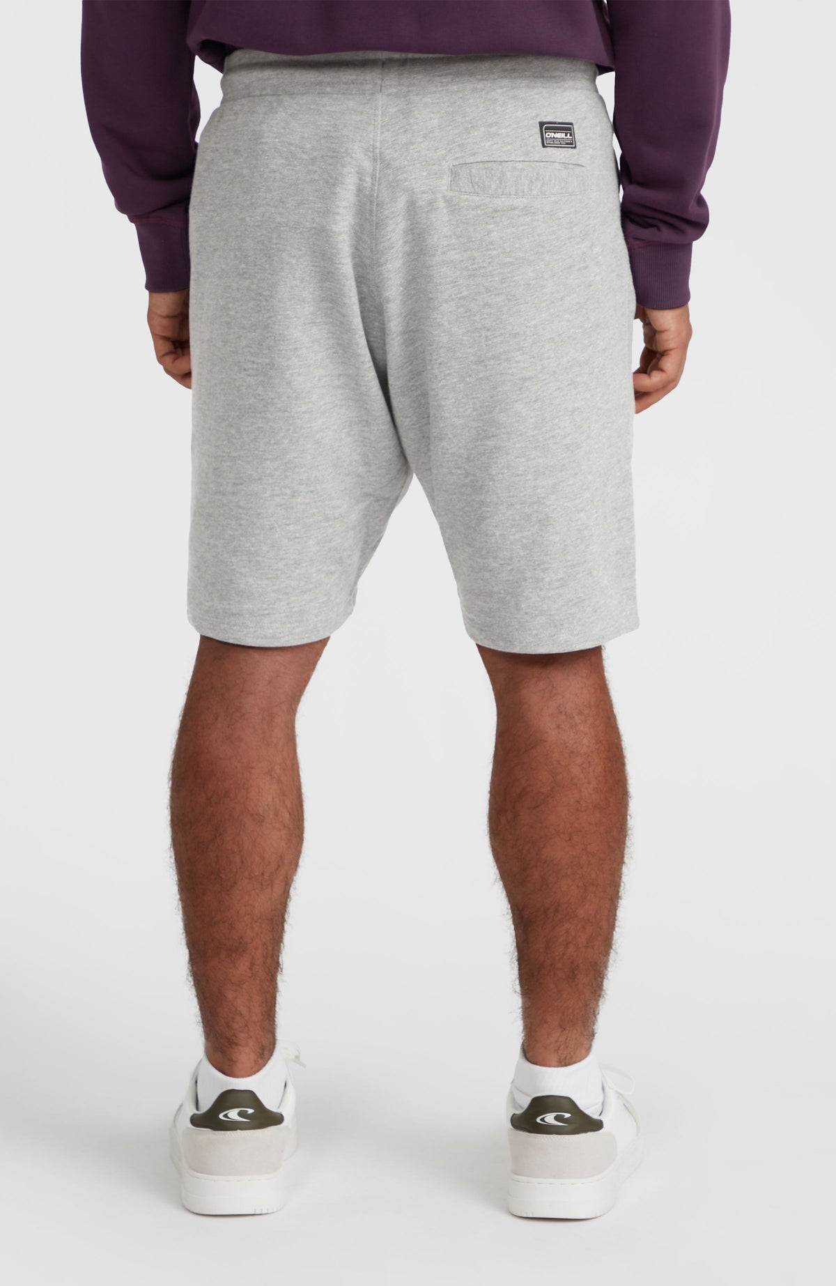 Logo Sweatshorts für Herren, grau mit Logo-Print in Schwarz, Rückansicht am Model mit Gesäßtasche
