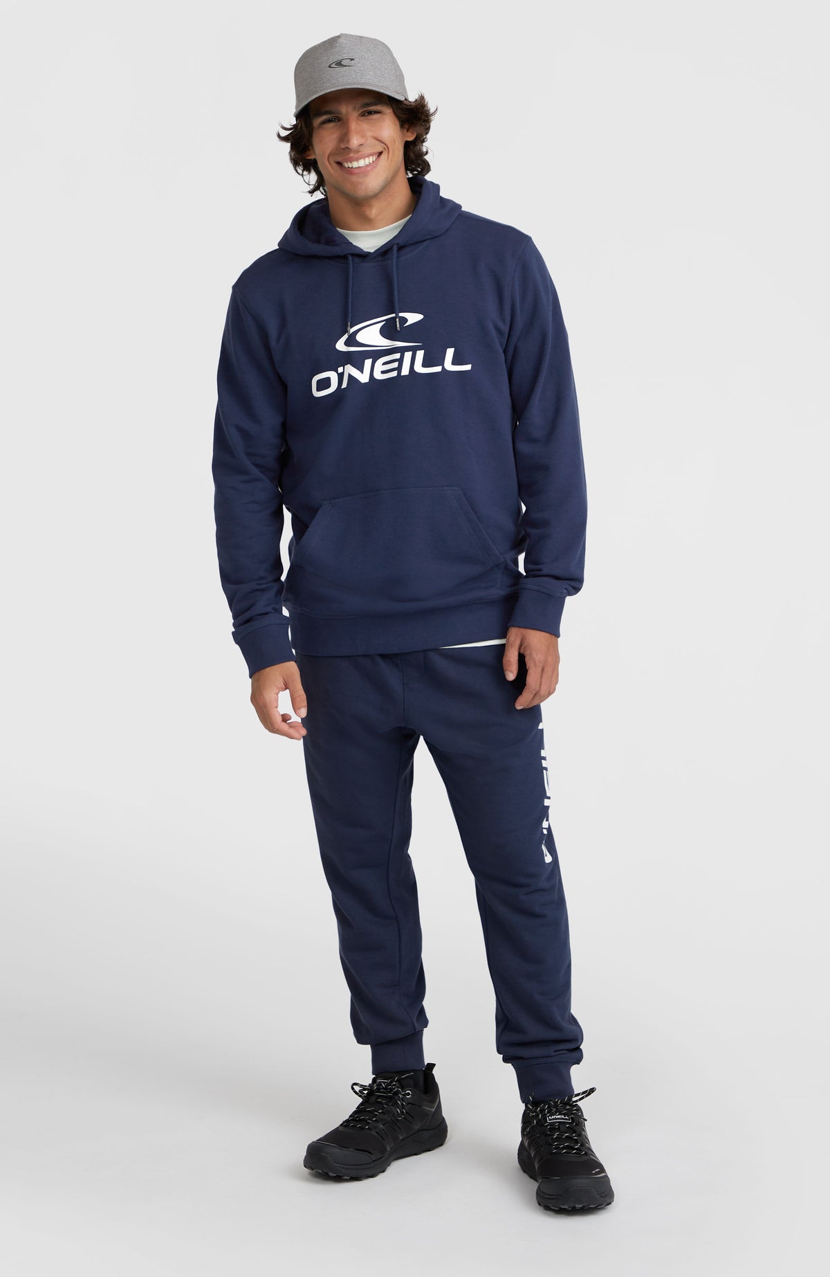 O'Neill Logo Jogginghose für Herren, blau mit Logo-Print in Weiß, Vorderansicht am Model
