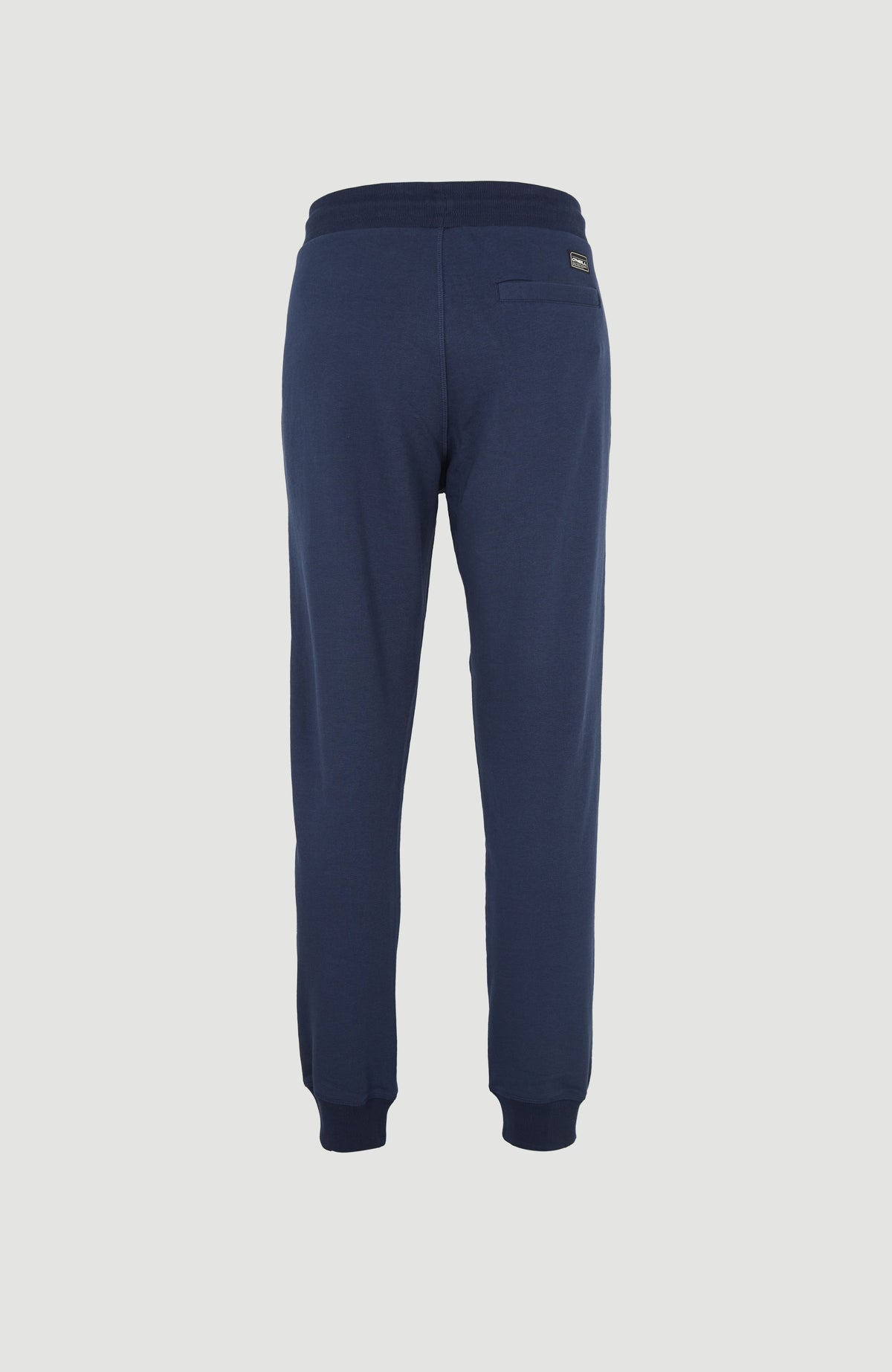 Blaue Logo Jogginghose für Herren, freigestellt von hinten mit Gesäßtasche und Logo-Patch