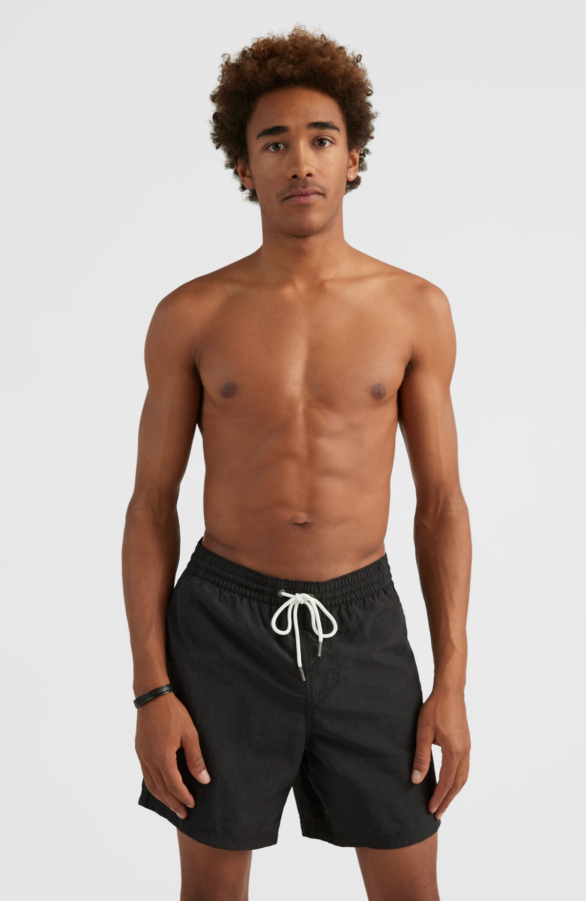 O'Neill Vert 16'' Badehose für Herren, schwarz, Vorderansicht am Model mit elastischem Bund und Kordelzug