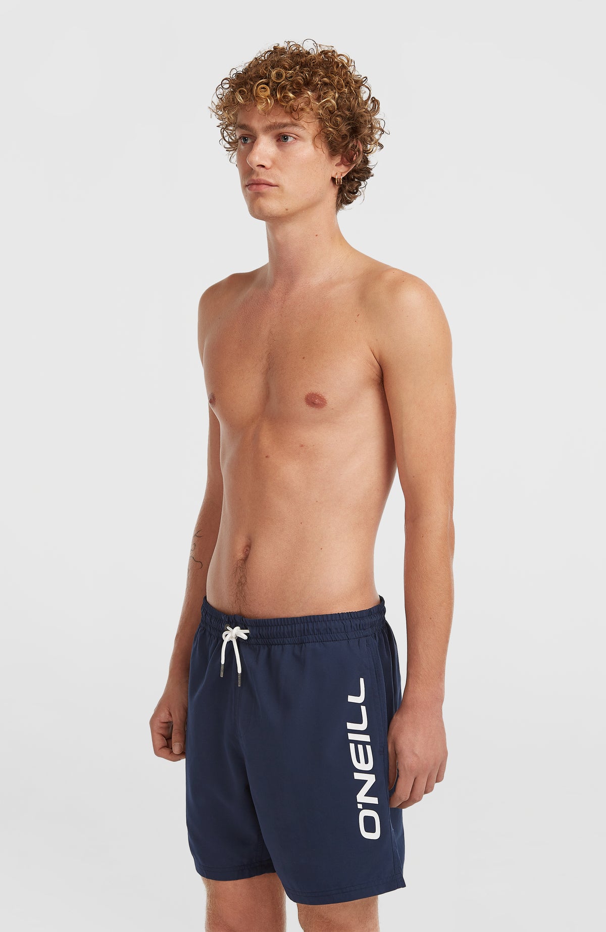 Cali 16'' Badehose für Herren, blau, Vorderansicht getragen am Model mit elastischem Bund