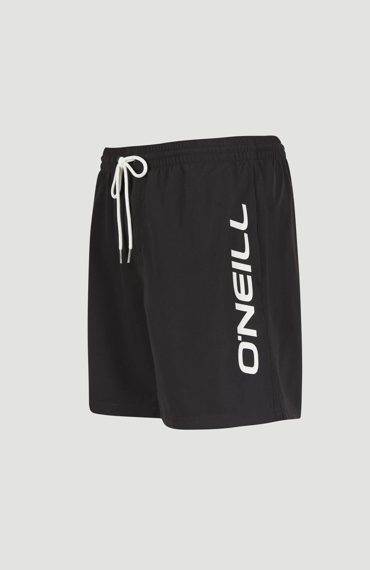 Cali 16'' Badehose für Herren, schwarz, freigestellt von der Seite mit weißem Logo-Schriftzug am Hosenbein