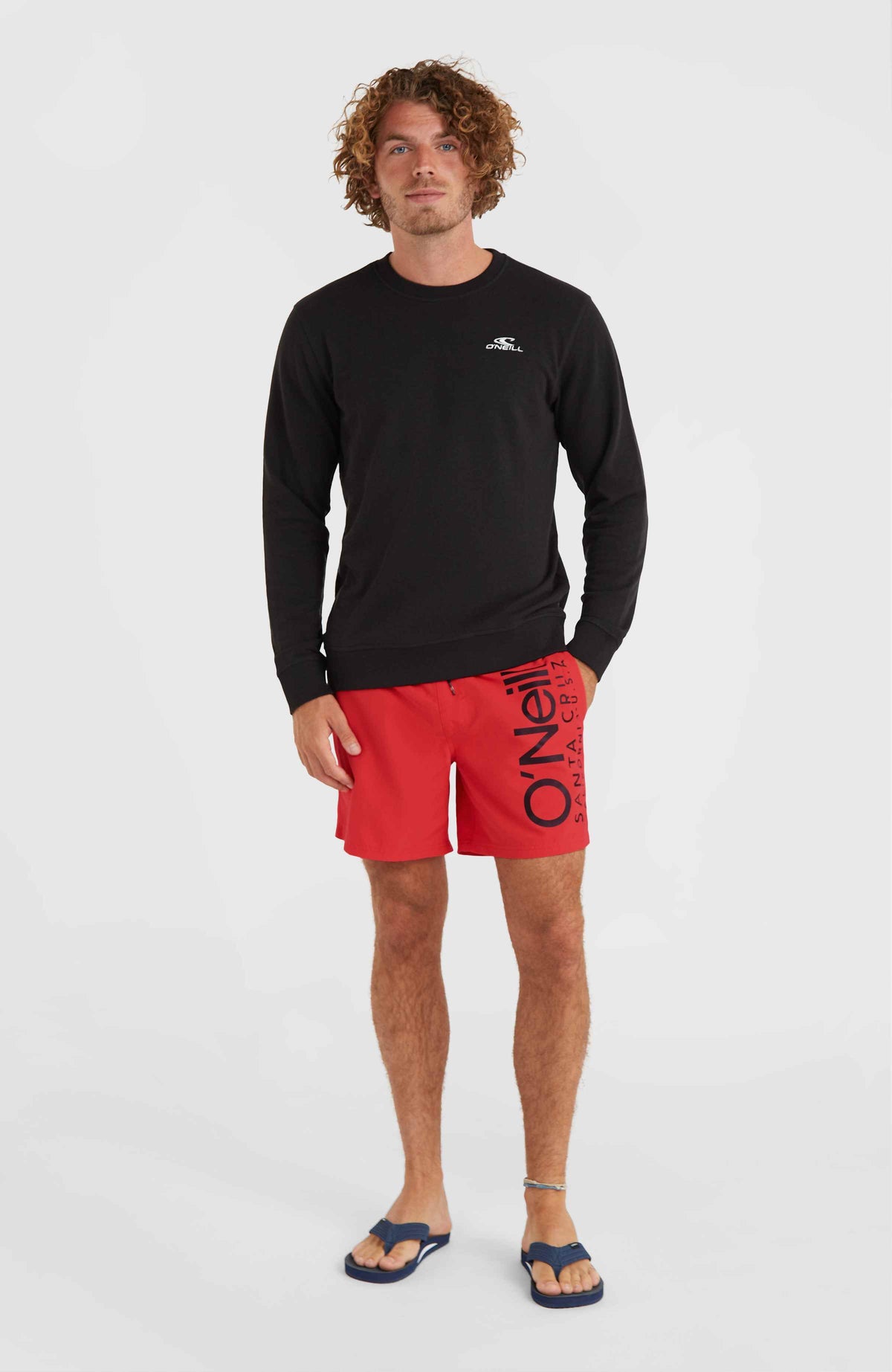 Original Cali 16'' Badehose für Herren, rot mit Logo-Print in Schwarz, Ganzkörperansicht getragen am Model