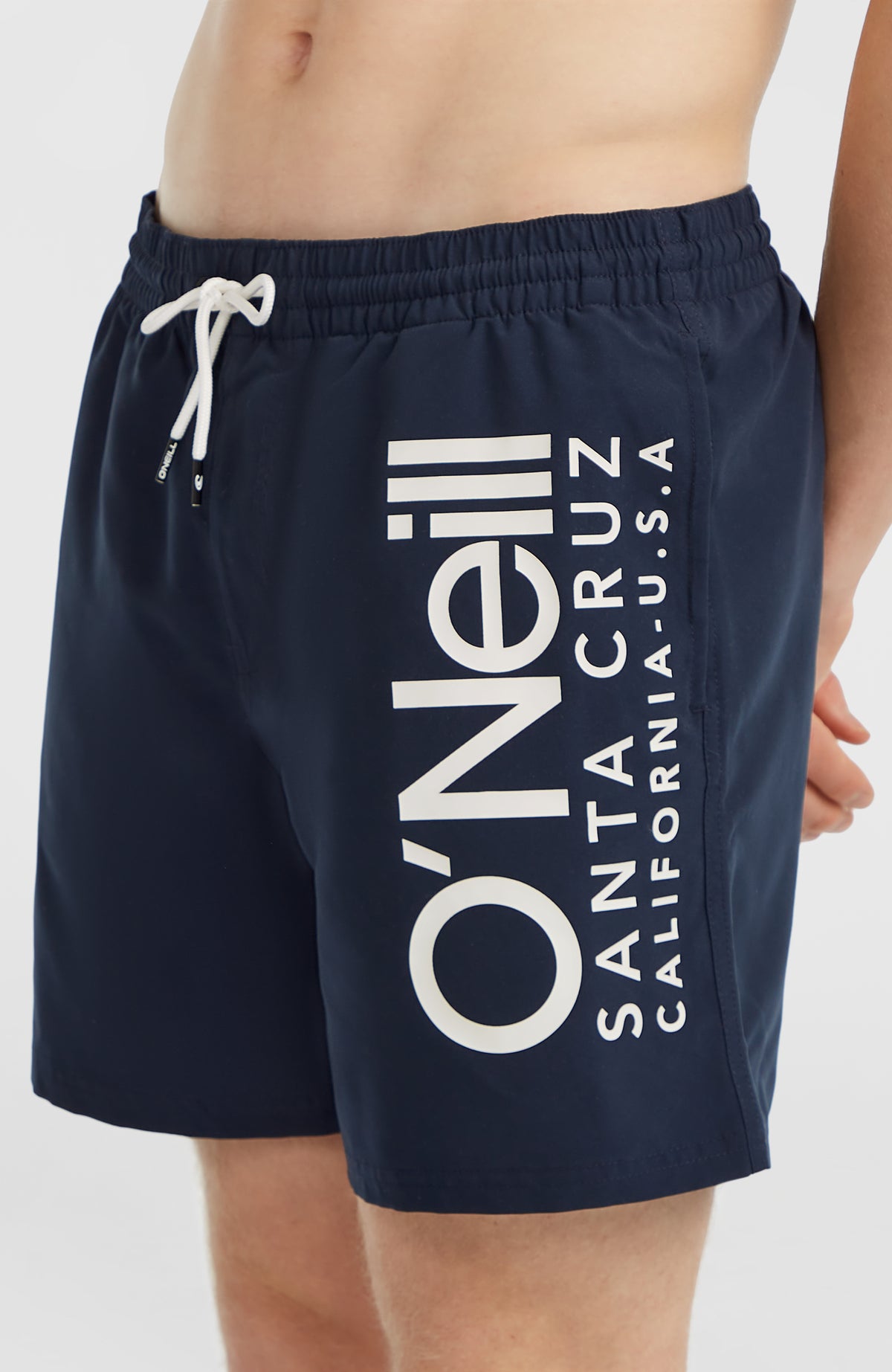 Original Cali 16'' Badehose, blau mit Logo-Print in Weiß, Nahaufnahme am Model mit Kordelzug am Bund