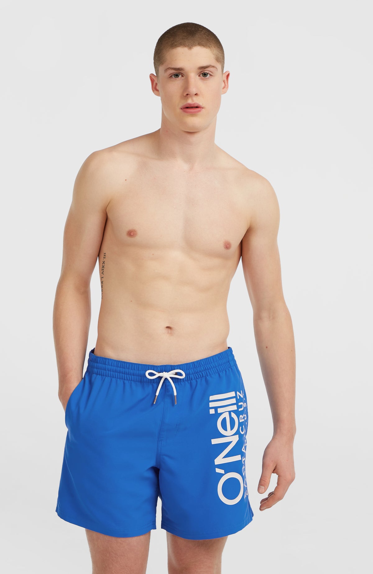 O'Neill Original Cali 16'' Badehose für Herren, blau mit Logo-Print in Weiß, Vorderansicht am Model