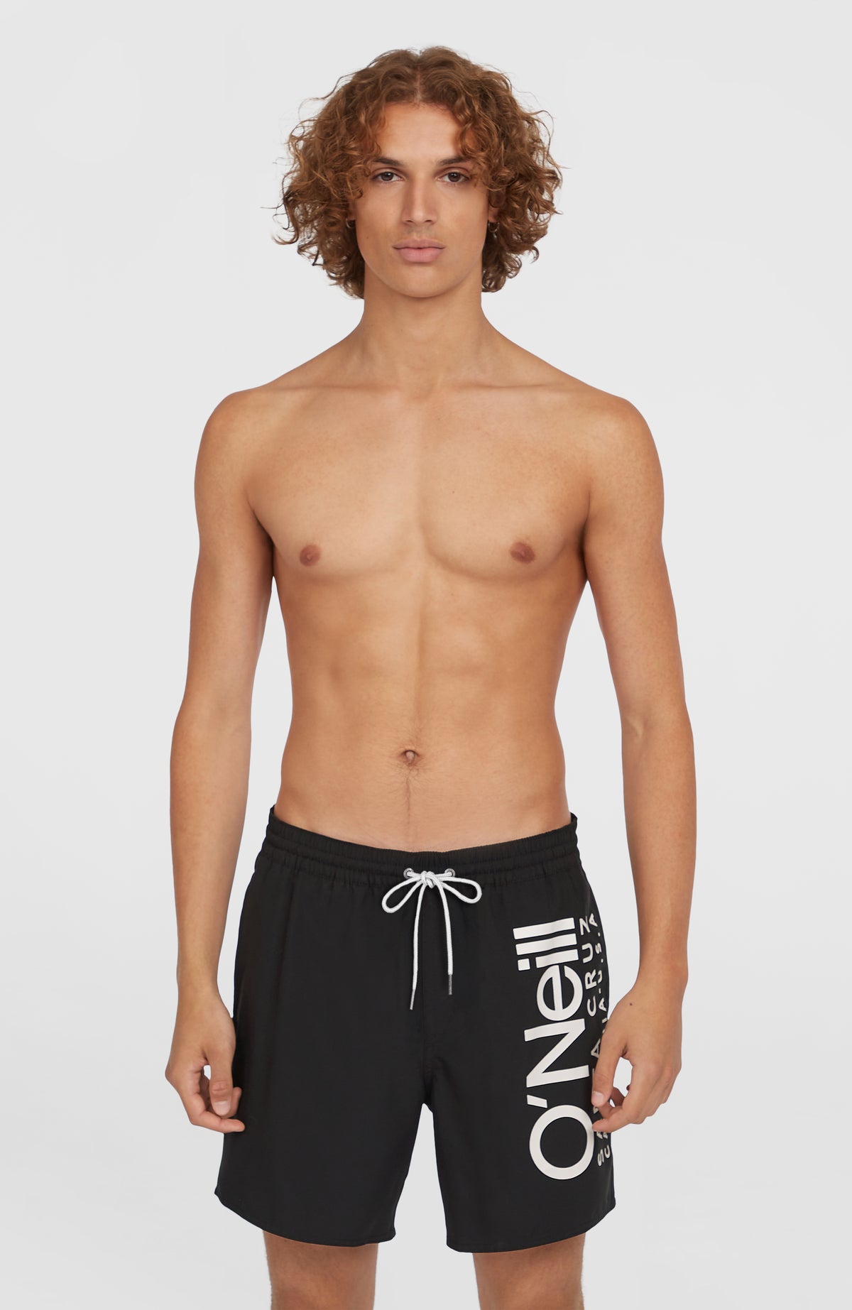 O'Neill Original Cali 16'' Badehose für Herren, schwarz mit Logo-Print in Weiß, getragen am Model, Vorderansicht