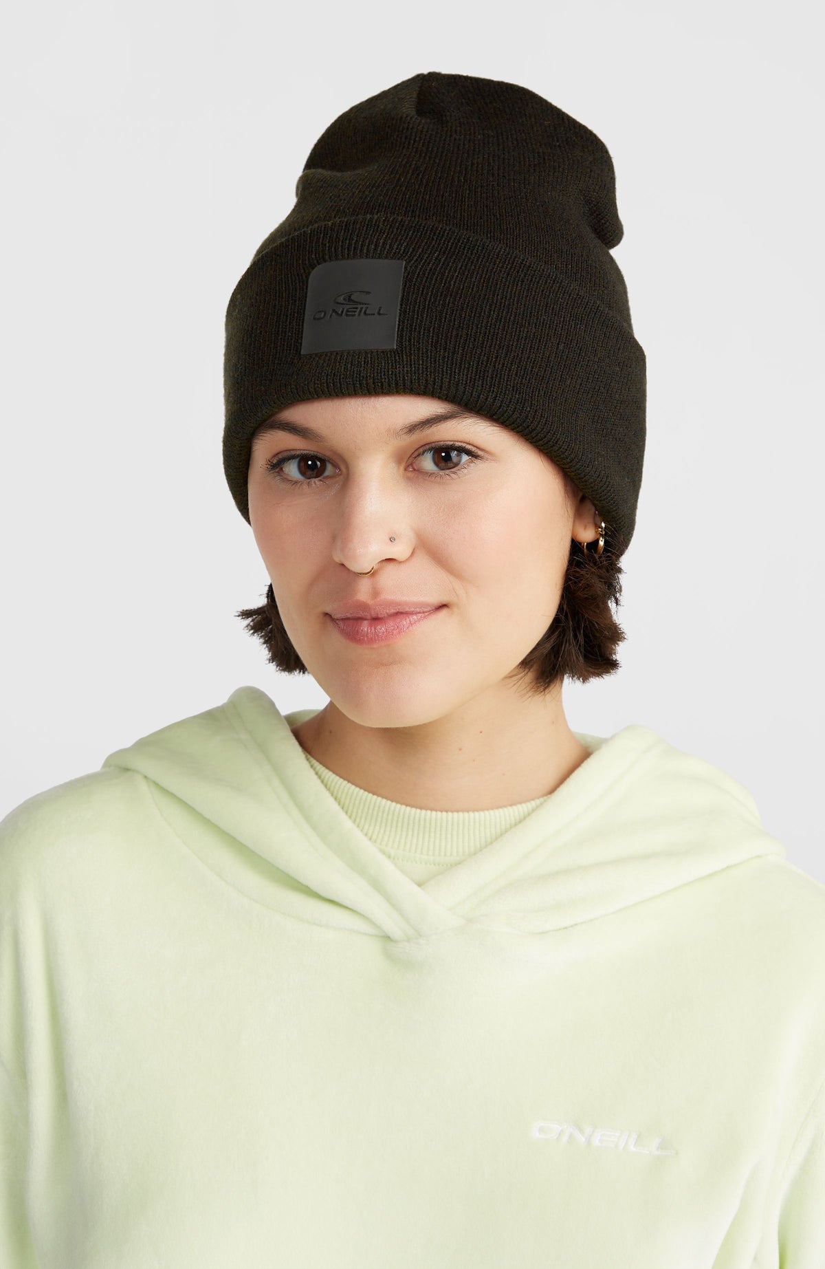 Cube Beanie für Herren, schwarz, getragen am Model, schräge Vorderansicht mit Umschlag