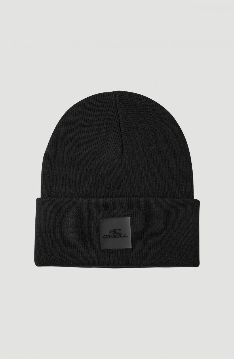 O'Neill Cube Beanie für Herren, schwarz, freigestellt von vorne mit Logo-Patch am Umschlag