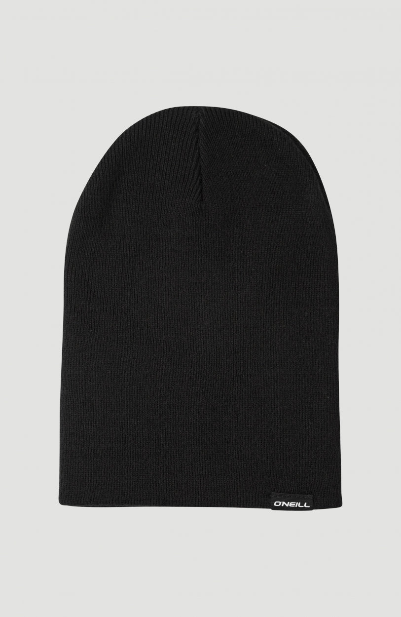 Schwarze Dolomite Beanie, flach liegend in Vorderansicht mit feinem Rippstrick und Logo