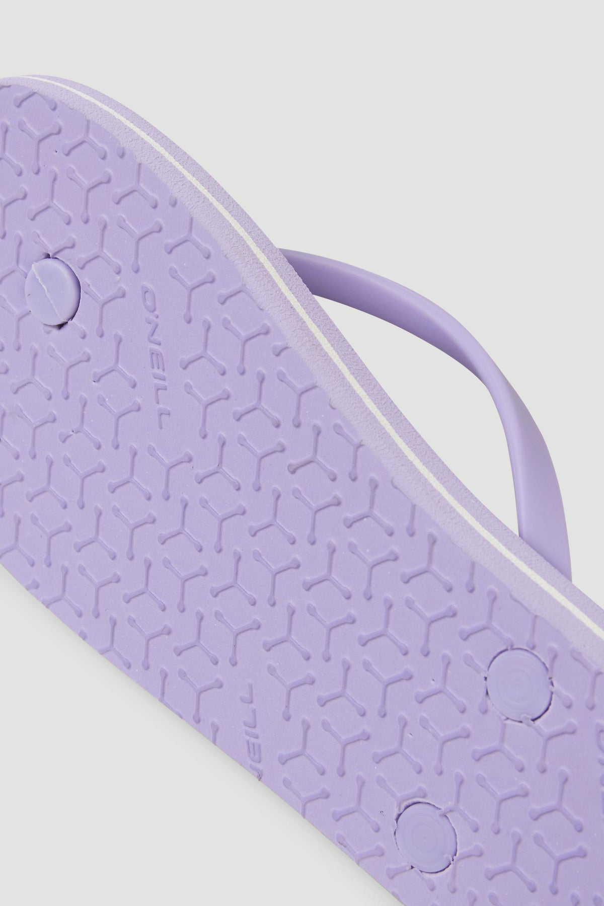 Profile Logo Sandalen für Damen, lila mit Logo-Print in Weiß, Nahaufnahme der strukturierten Laufsohle von unten