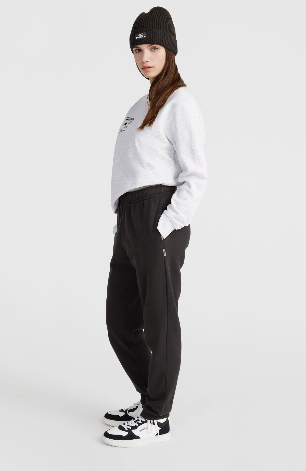 Schwarze Women of the Wave Jogginghose für Damen, Seitenansicht am Model mit Seitentasche