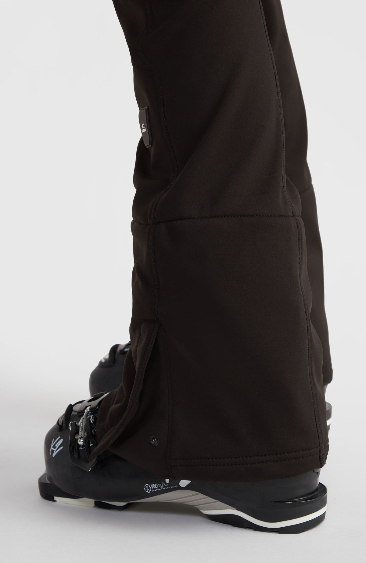 Nahaufnahme vom Hosenbeinabschluss der schwarzen Blessed Softshell Hybrid Skinny Skihose am Model