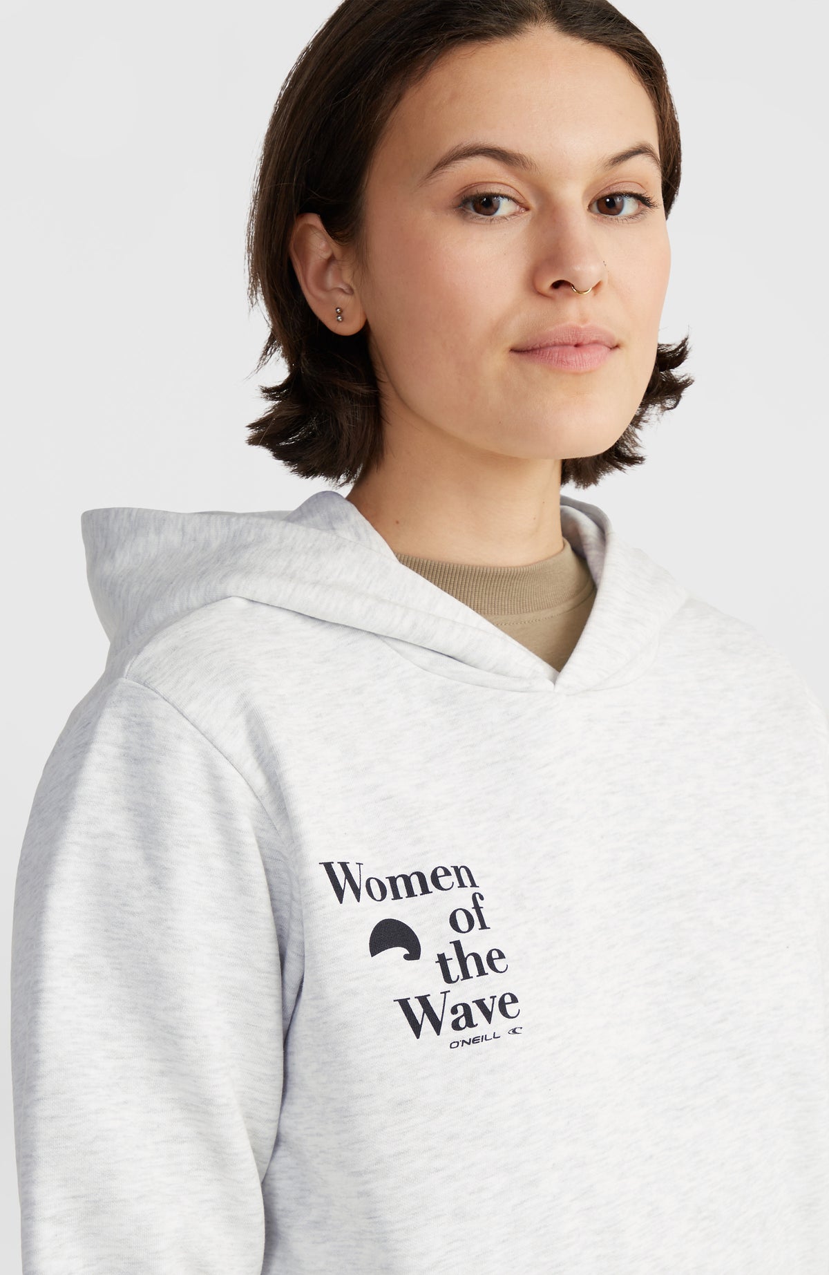Nahaufnahme vom Logo-Print in Schwarz auf der Brust des weißen Women of the Wave Hoodie für Damen