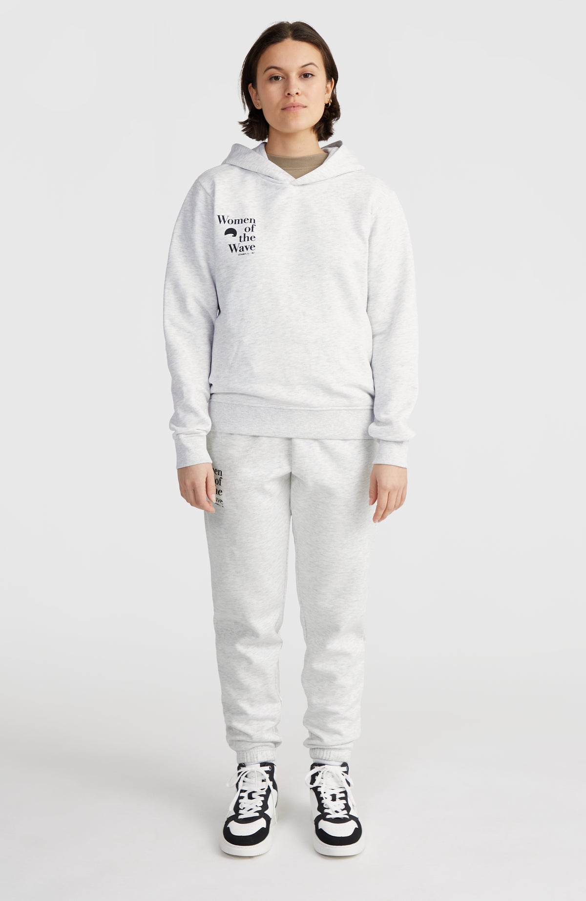 Women of the Wave Hoodie für Damen, weiß mit Logo-Print in Schwarz, Ganzkörperansicht getragen am Model