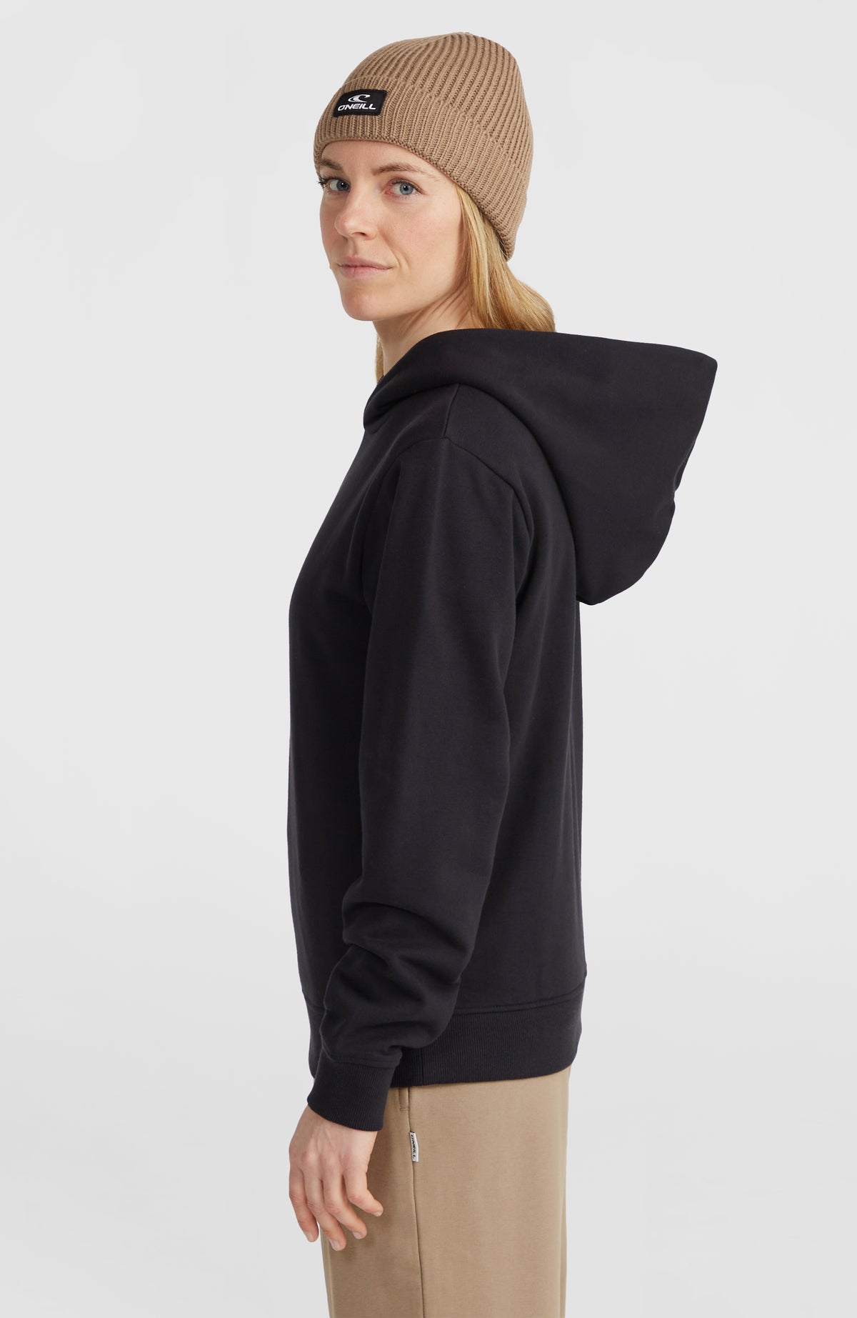 Women of the Wave Hoodie für Damen, schwarz, Seitenansicht am Model mit angesetzter Kapuze