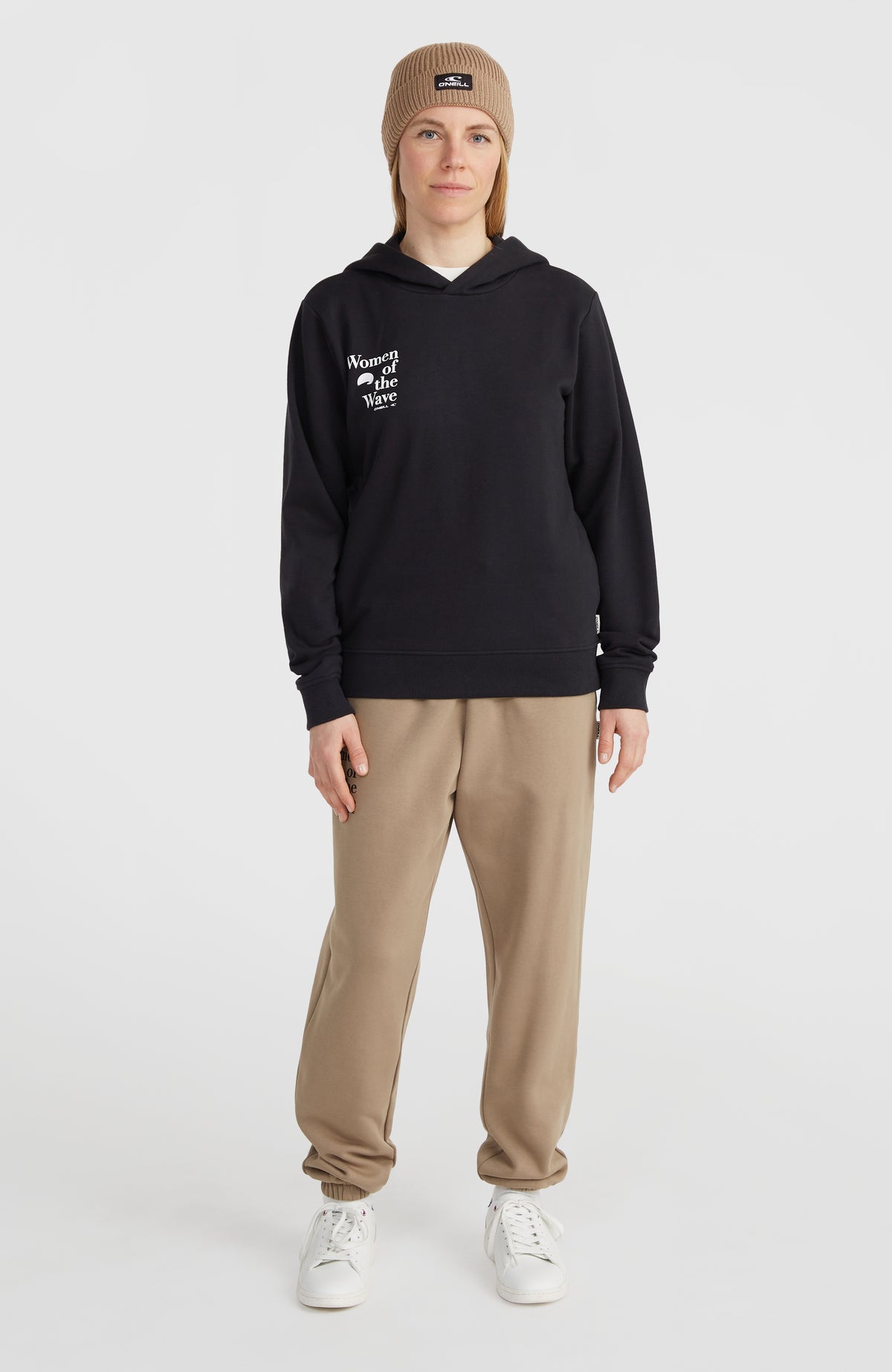 Women of the Wave Hoodie für Damen, schwarz mit Logo-Print in Weiß, Ganzkörperansicht von vorne