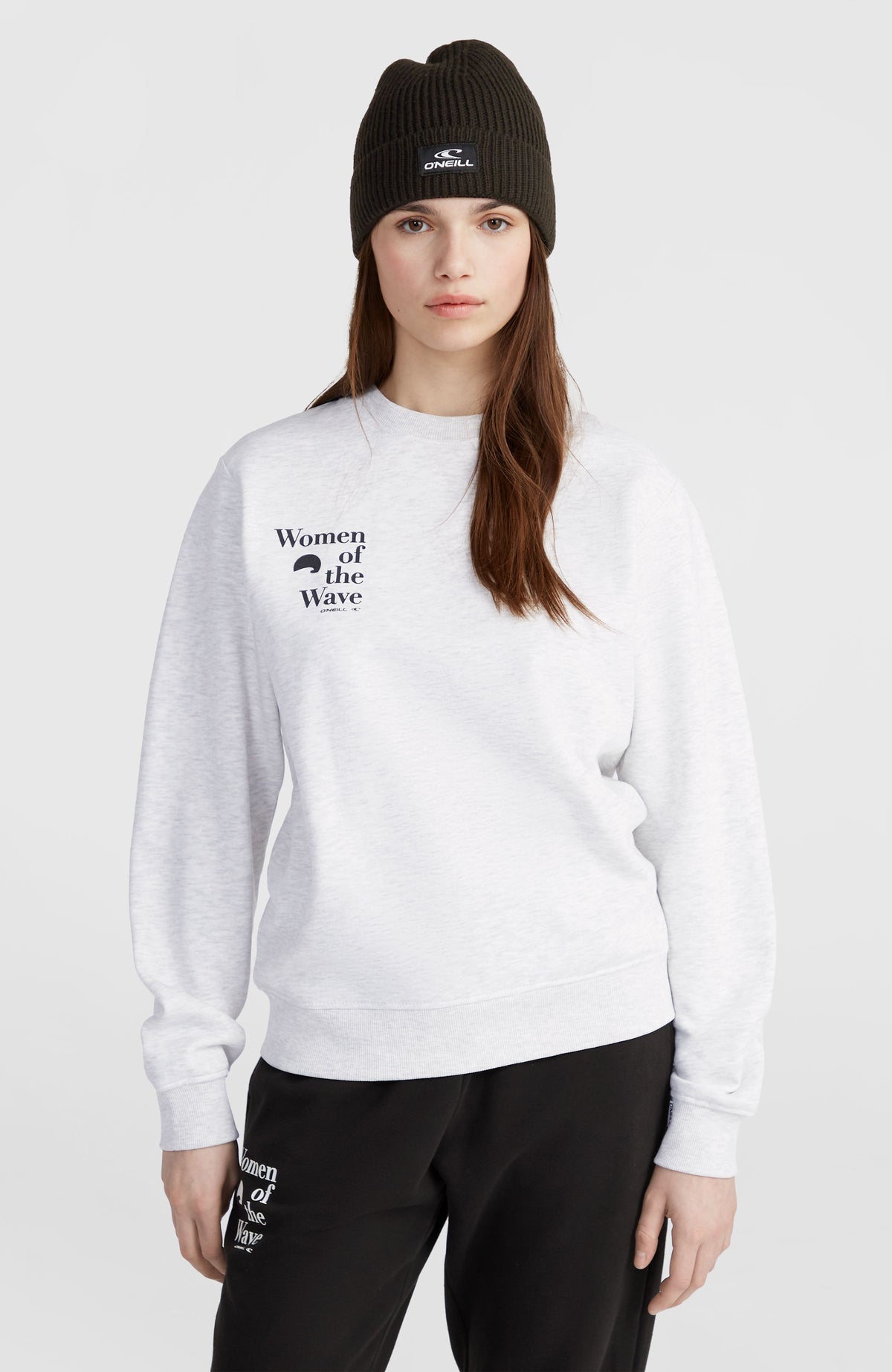 O'Neill Women of the Wave Crew Sweatshirt für Damen, weiß mit Logo-Print in Schwarz, Vorderansicht am Model