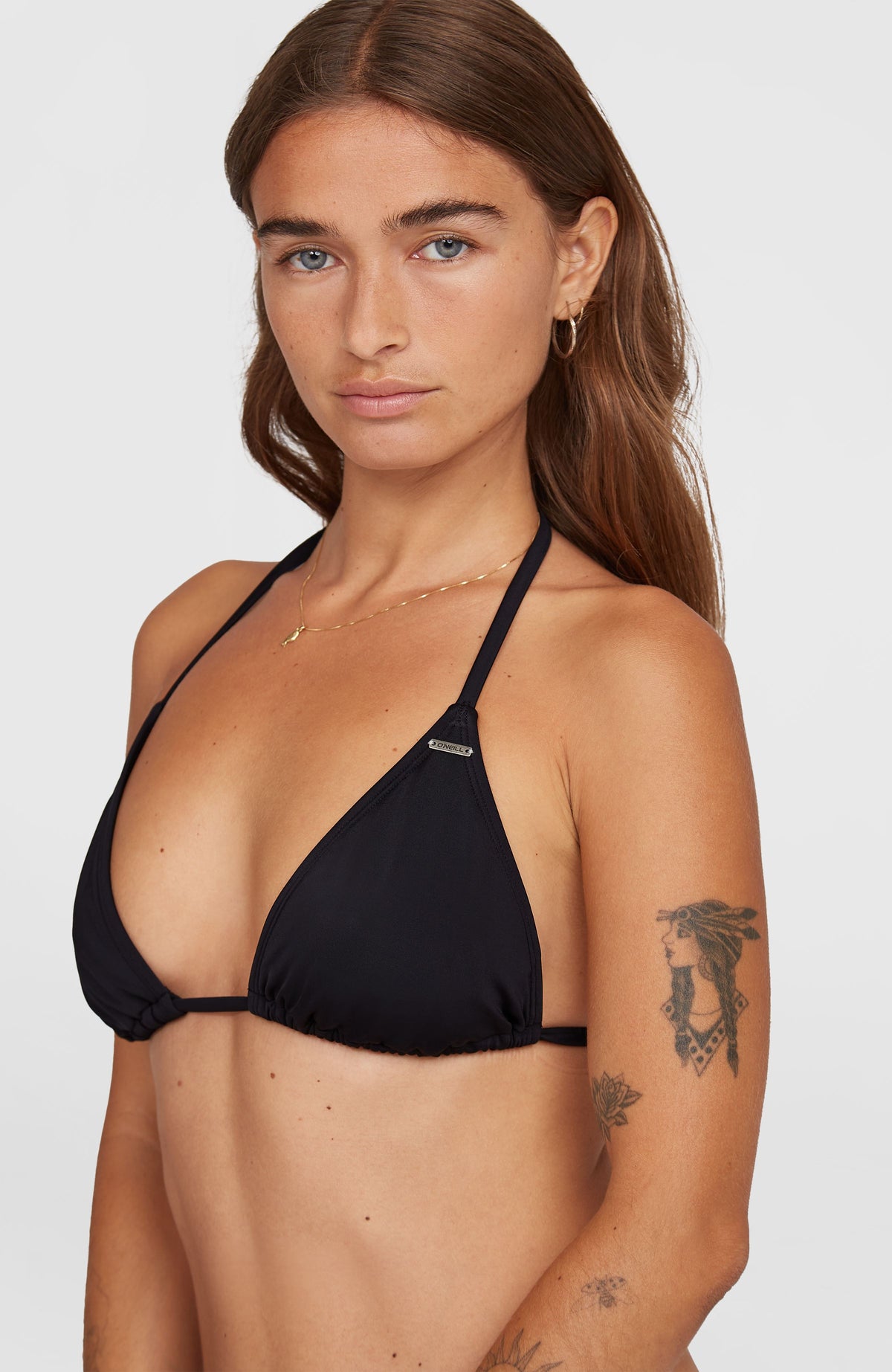 Capri Bondey Bikini-Set, schwarz, Nahaufnahme des Triangel-Oberteils mit Logo-Plakette am Model