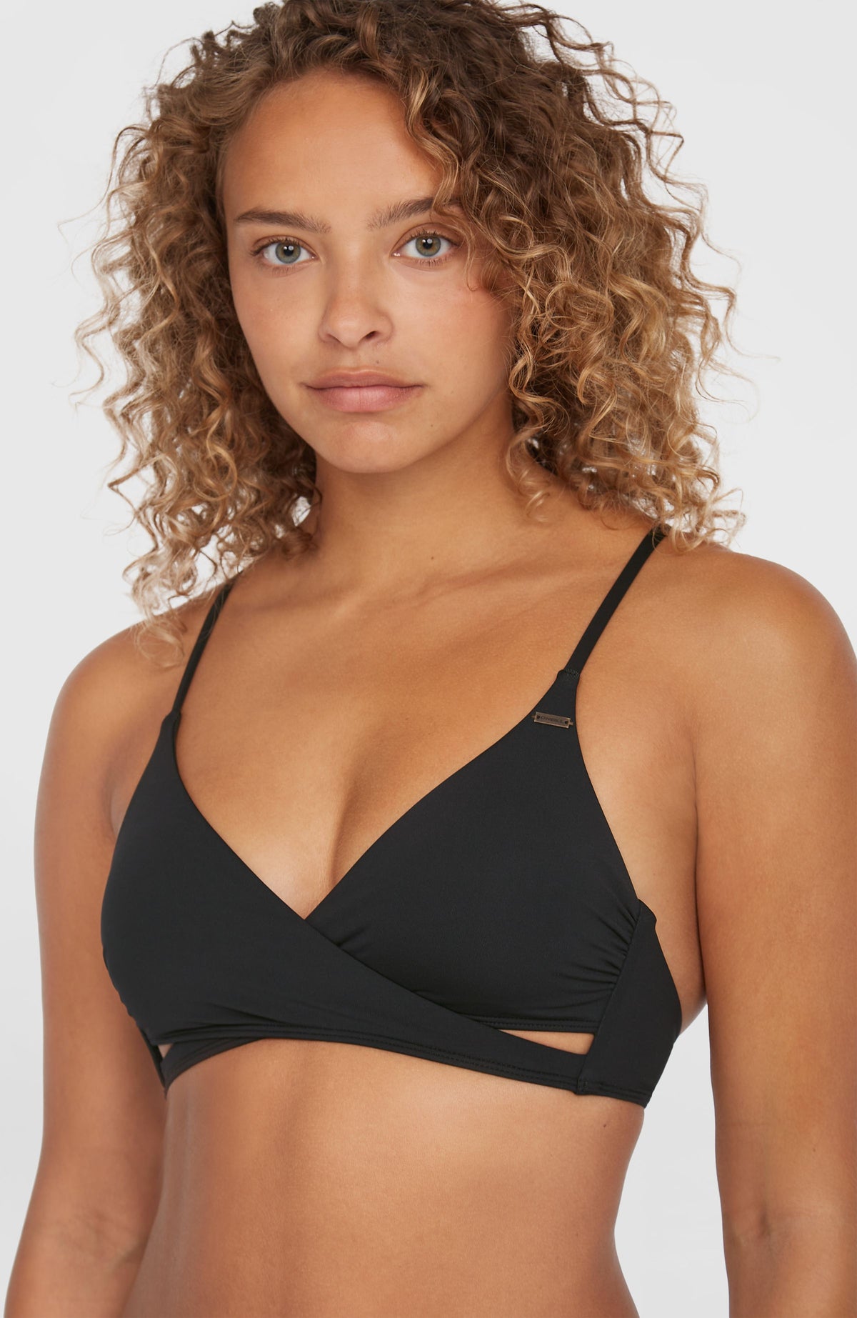 Essentials Baay Maoi Bikini-Set, schwarz, Nahaufnahme des Bikinioberteils mit Wickeldetail am Model