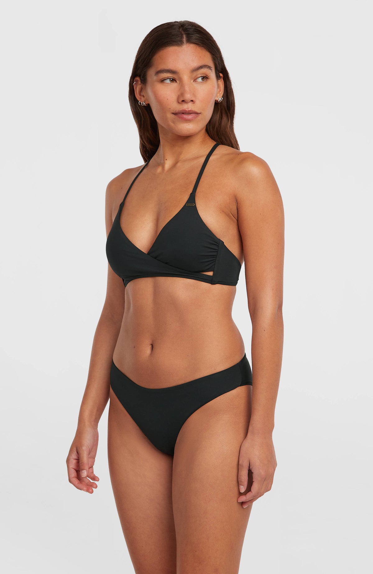Essentials Baay Maoi Bikini-Set für Damen, schwarz, getragen am Model in Halbprofil-Ansicht