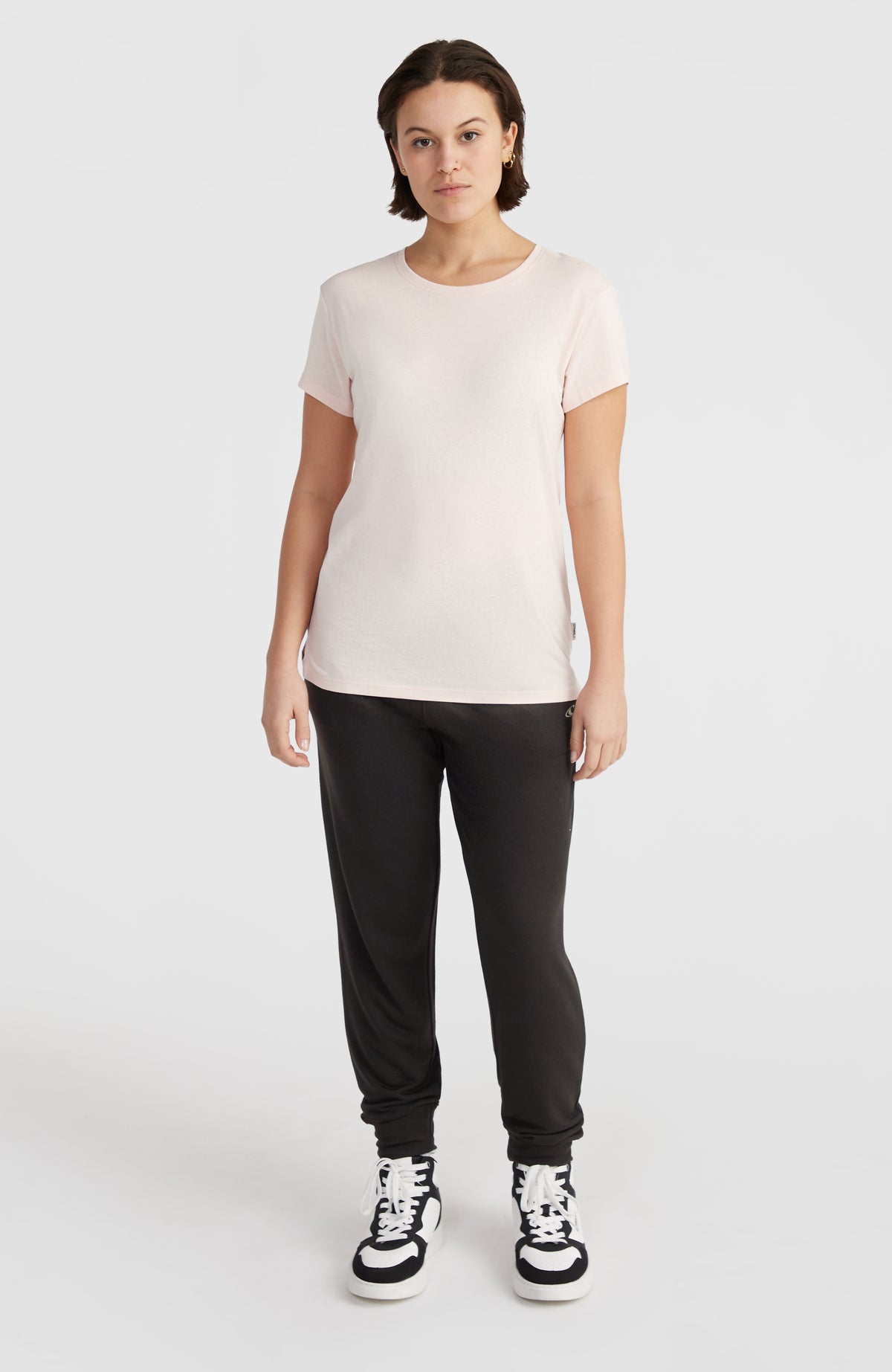 Essentials T-Shirt für Damen, pink, Ganzkörperansicht am Model von vorne