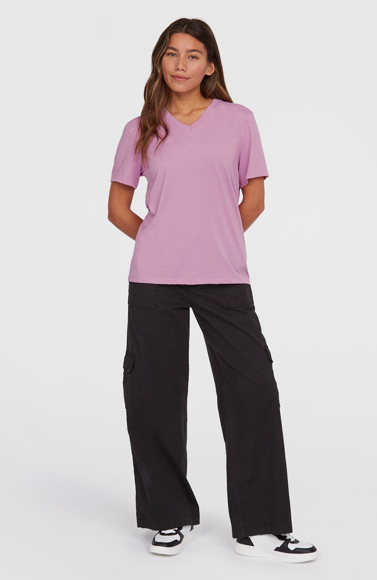 Essentials T-Shirt mit V-Ausschnitt | Violet Tulle
