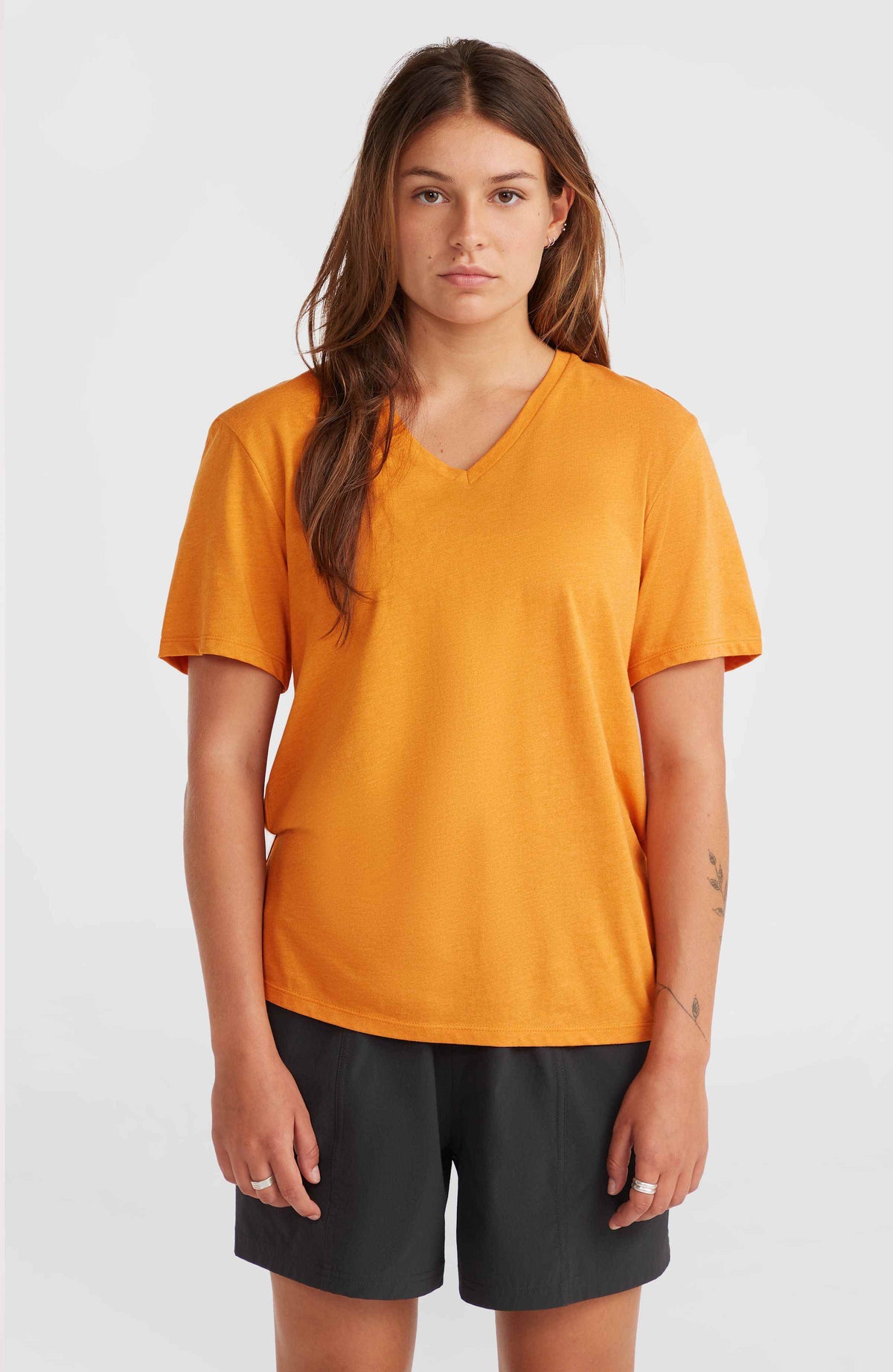 Essentials T-Shirt mit V-Ausschnitt | Nugget