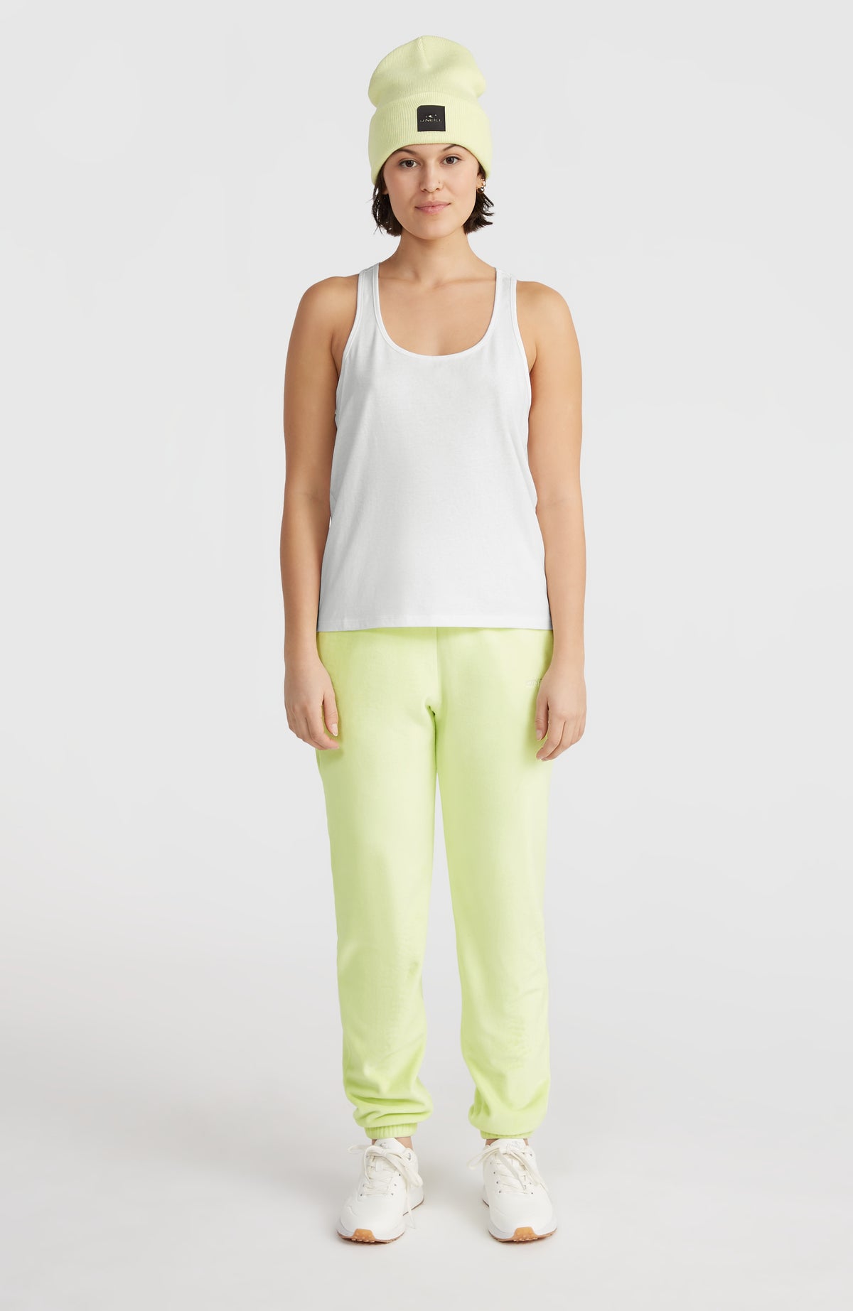 O'Neill Essentials Racerback-Tanktop für Damen, weiß, getragen am Model, Vorderansicht