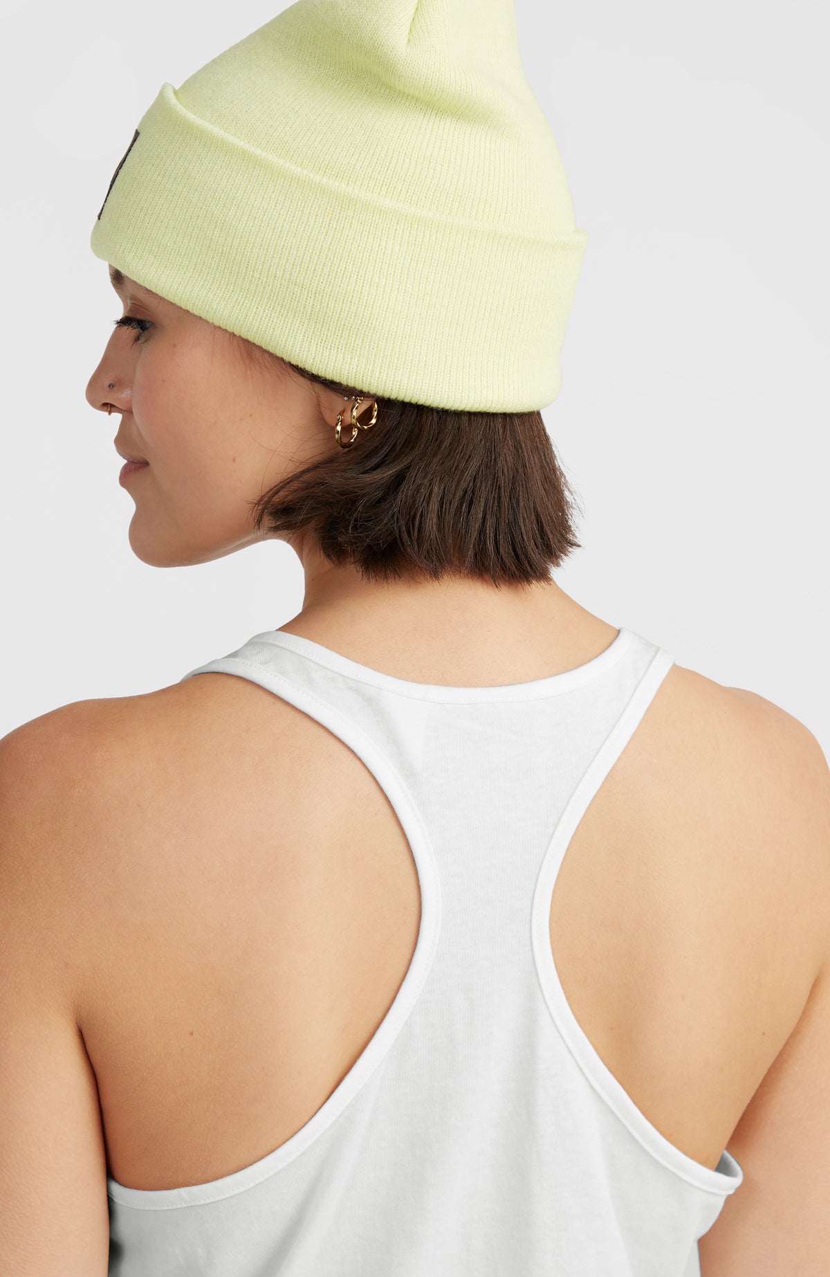 Essentials Racerback-Tanktop für Damen, weiß, Nahaufnahme der Racerback-Träger am Model