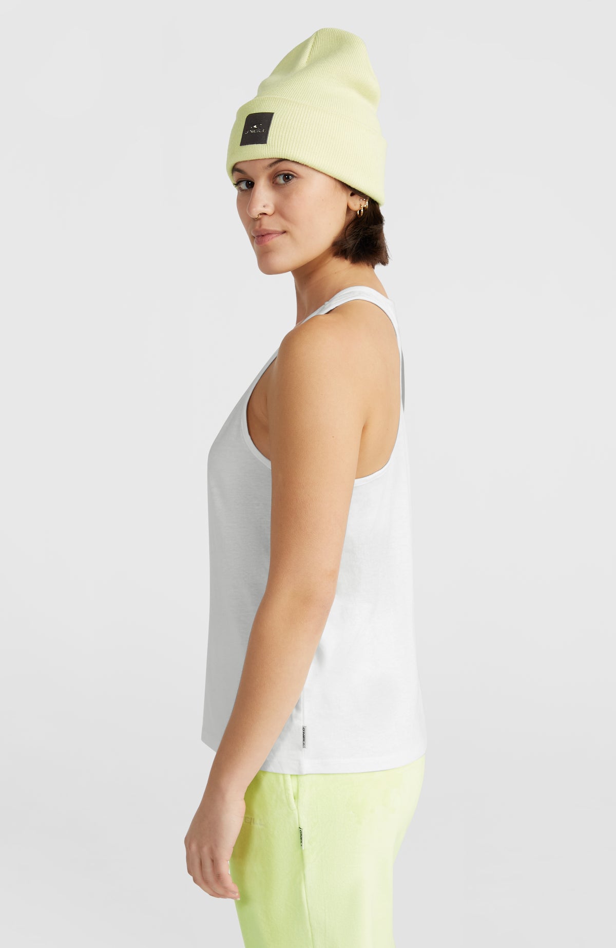 Essentials Racerback-Tanktop für Damen, weiß, Seitenansicht am Model, kleines Logo-Label am Saum