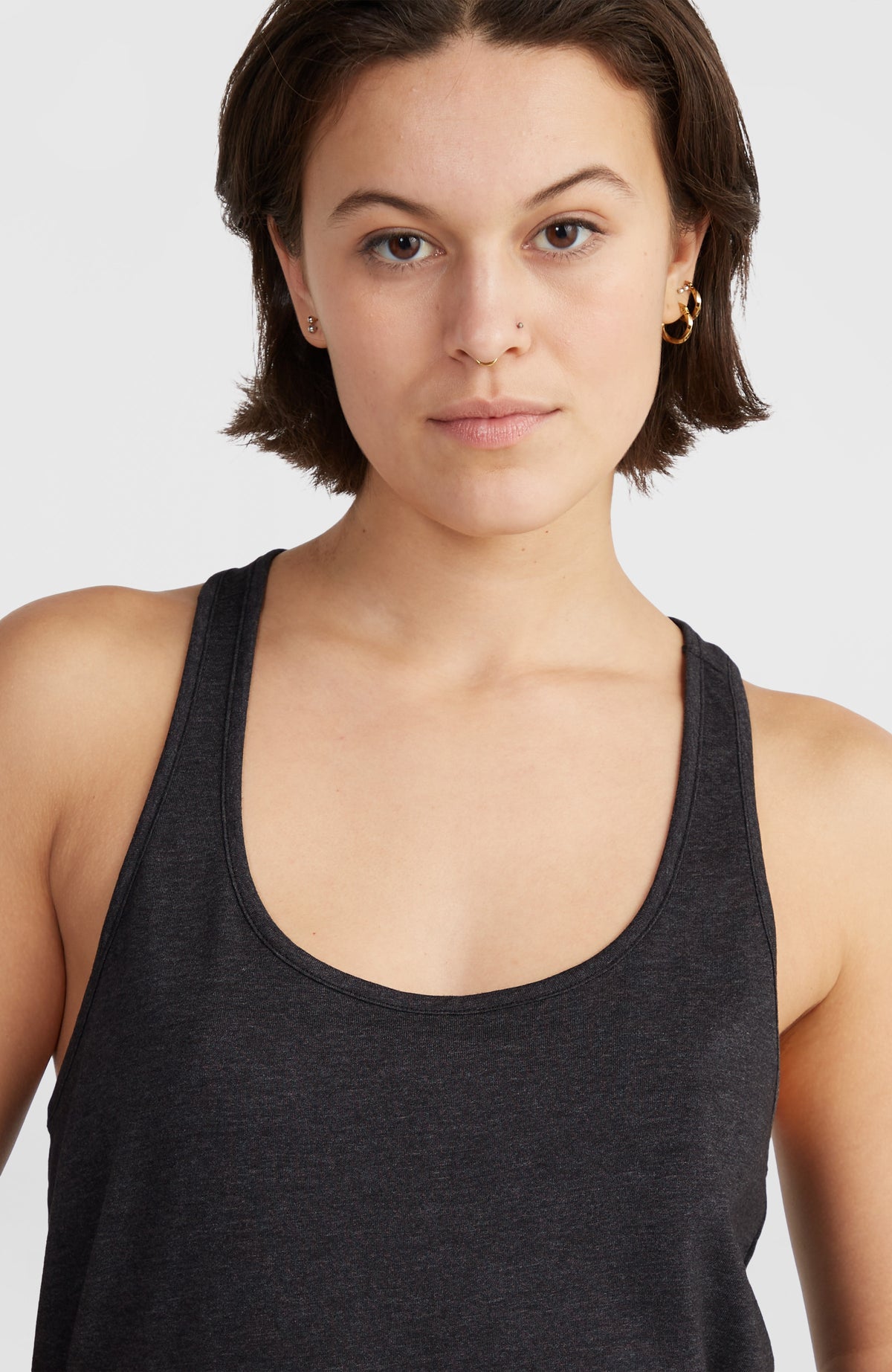 Essentials Racerback-Tanktop für Damen, schwarz, Nahaufnahme von Ausschnitt und Trägern am Model