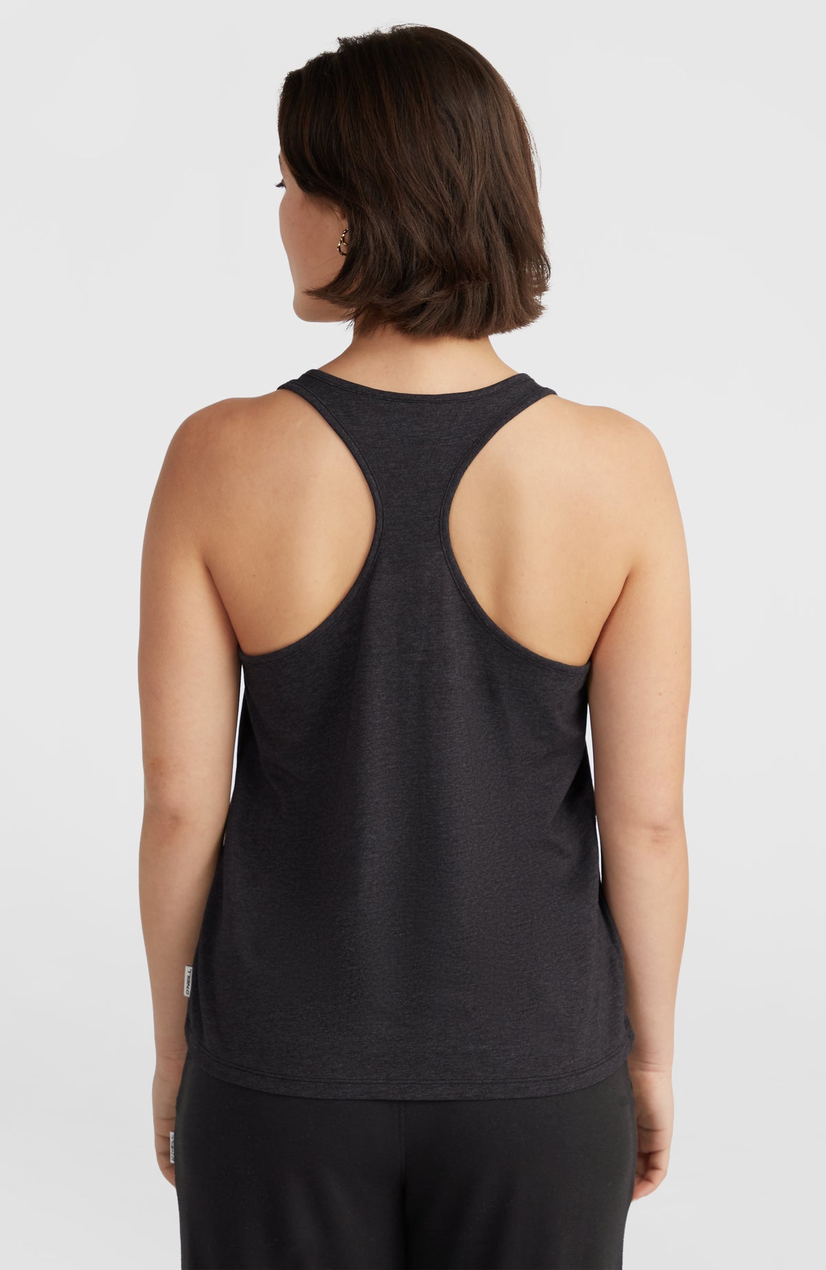 Essentials Racerback-Tanktop für Damen, schwarz, Rückenansicht am Model mit Racerback-Trägern