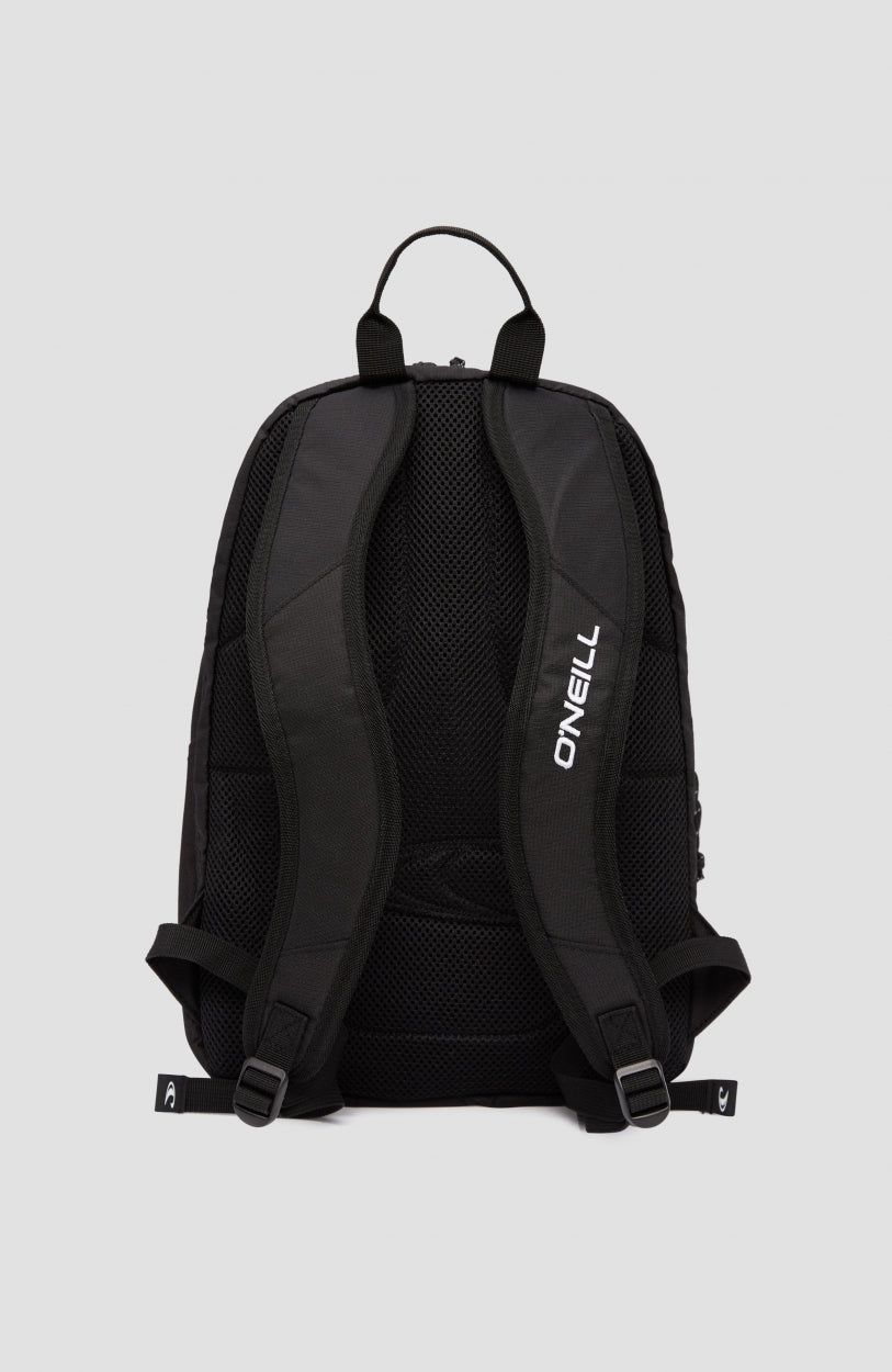 Wedge Rucksack für Herren, schwarz, freigestellt von hinten mit verstellbaren Trägern und Logo-Print